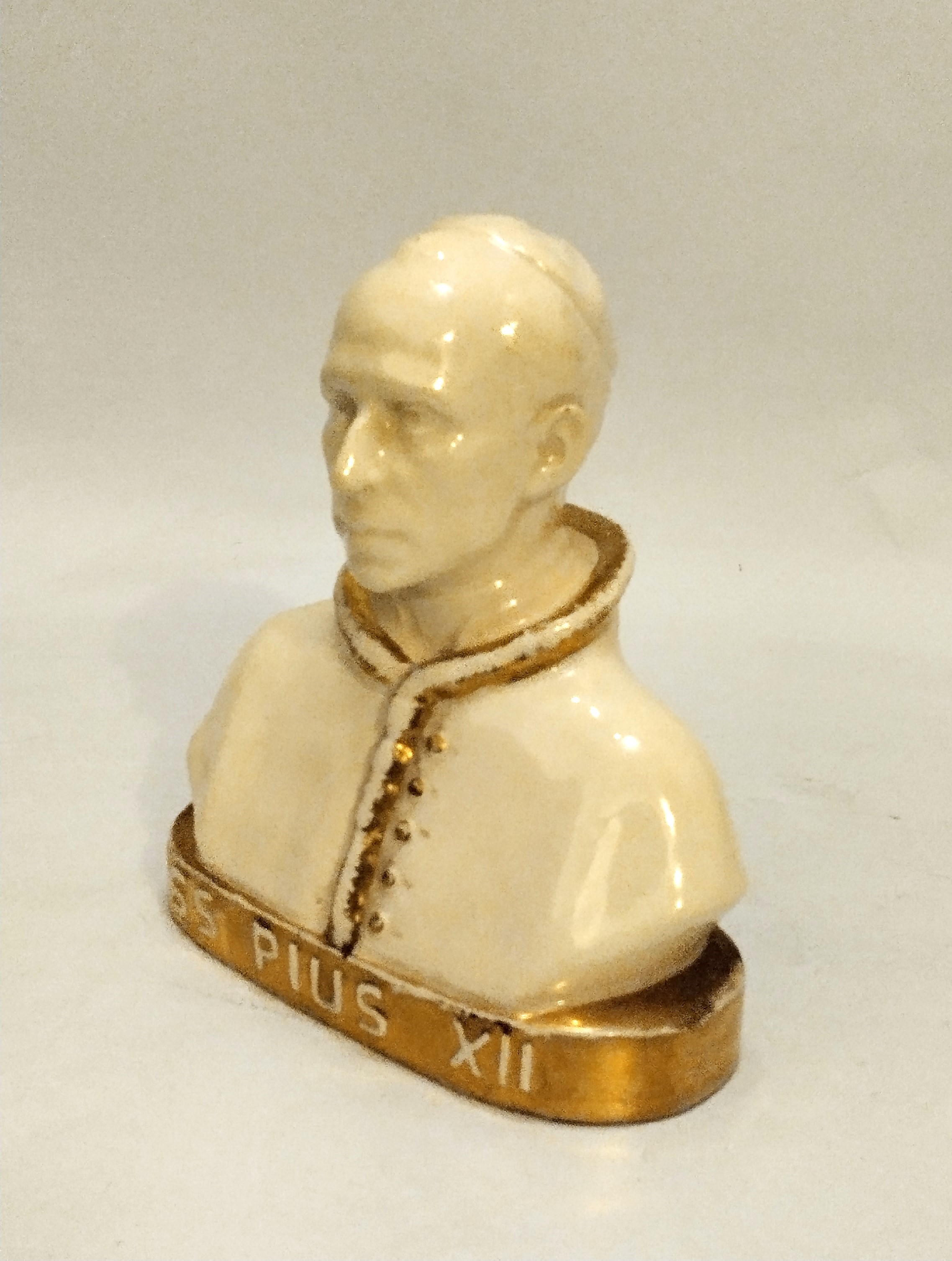 Bertelli, Piccolo busto di SS Pio XII, porcellana bianca e oro
