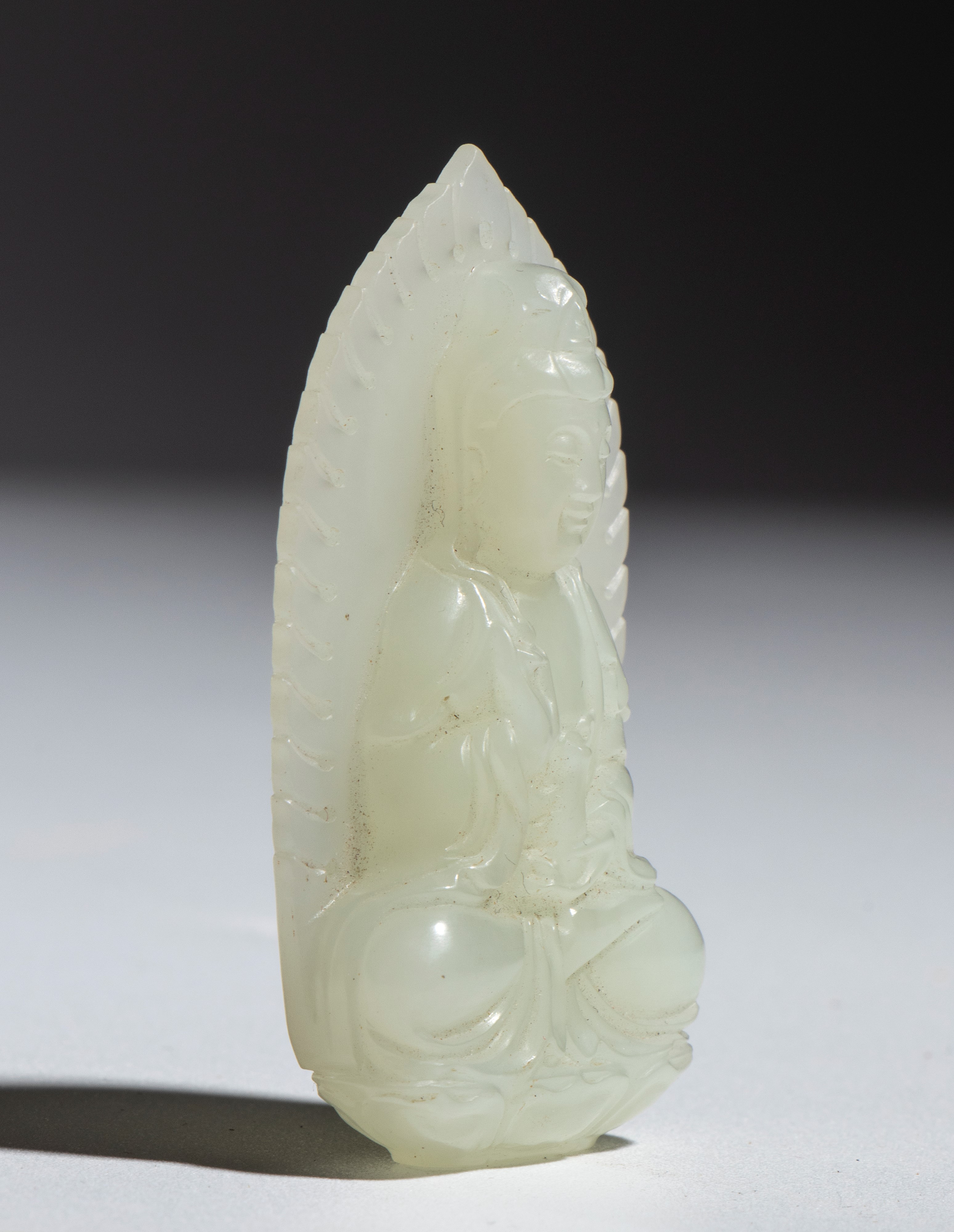 Figura di Guang Yin in giada, Cina