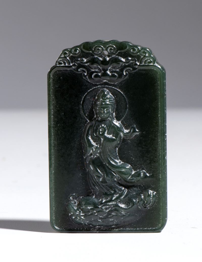 Ornamento pendente, Giada spinacio, raffigurante Guanyin, Cina, XX secolo