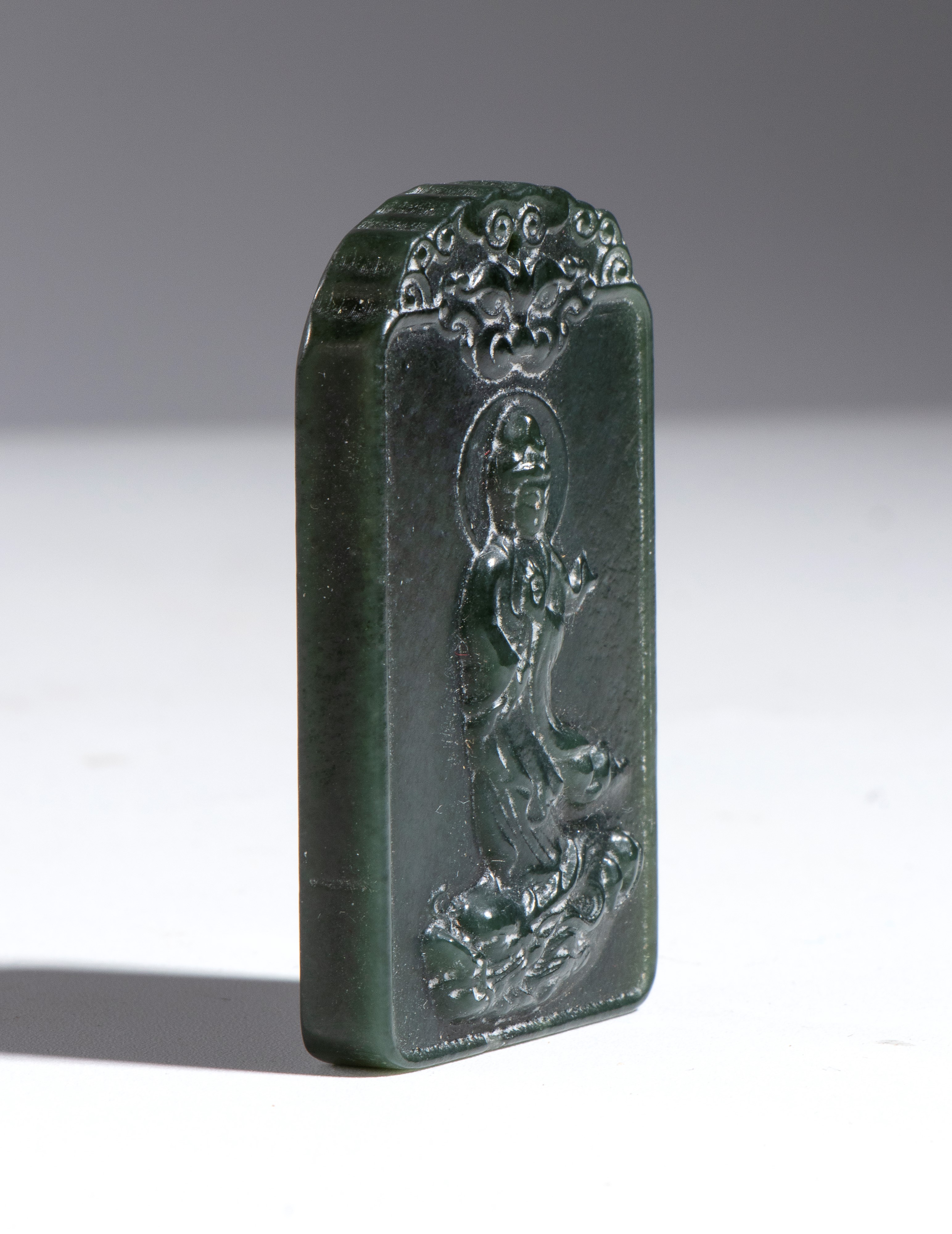 Ornamento pendente, Giada spinacio, raffigurante Guanyin, Cina, XX secolo