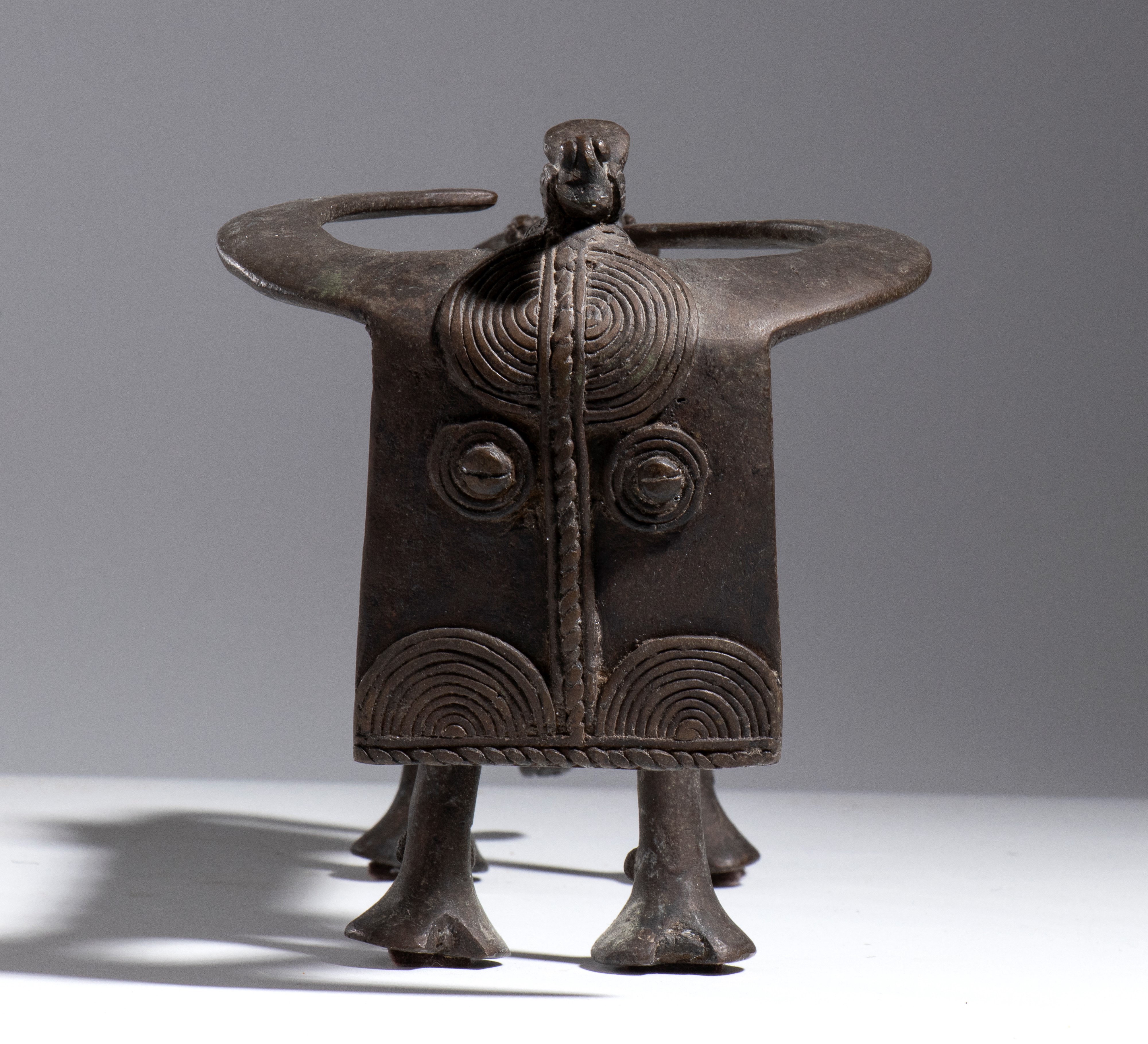 Scultura in bronzo, Bufalo in fusione a cera persa, Benin, XX secolo