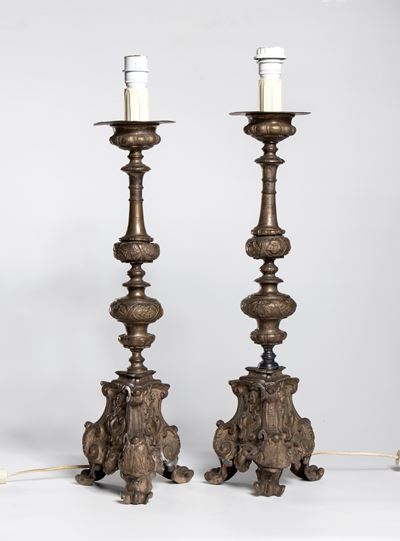 Italia, Coppia di candelabri in metallo, cesellati e trasformati in lampade
