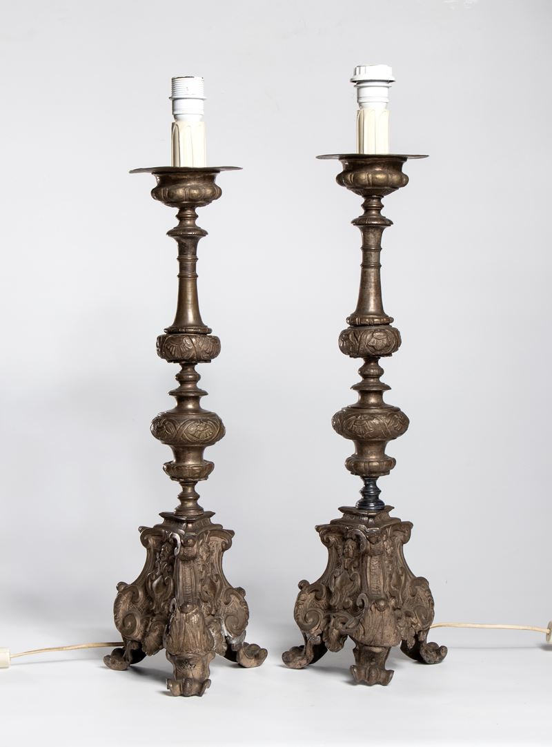 Italia, Coppia di candelabri in metallo, cesellati e trasformati in lampade