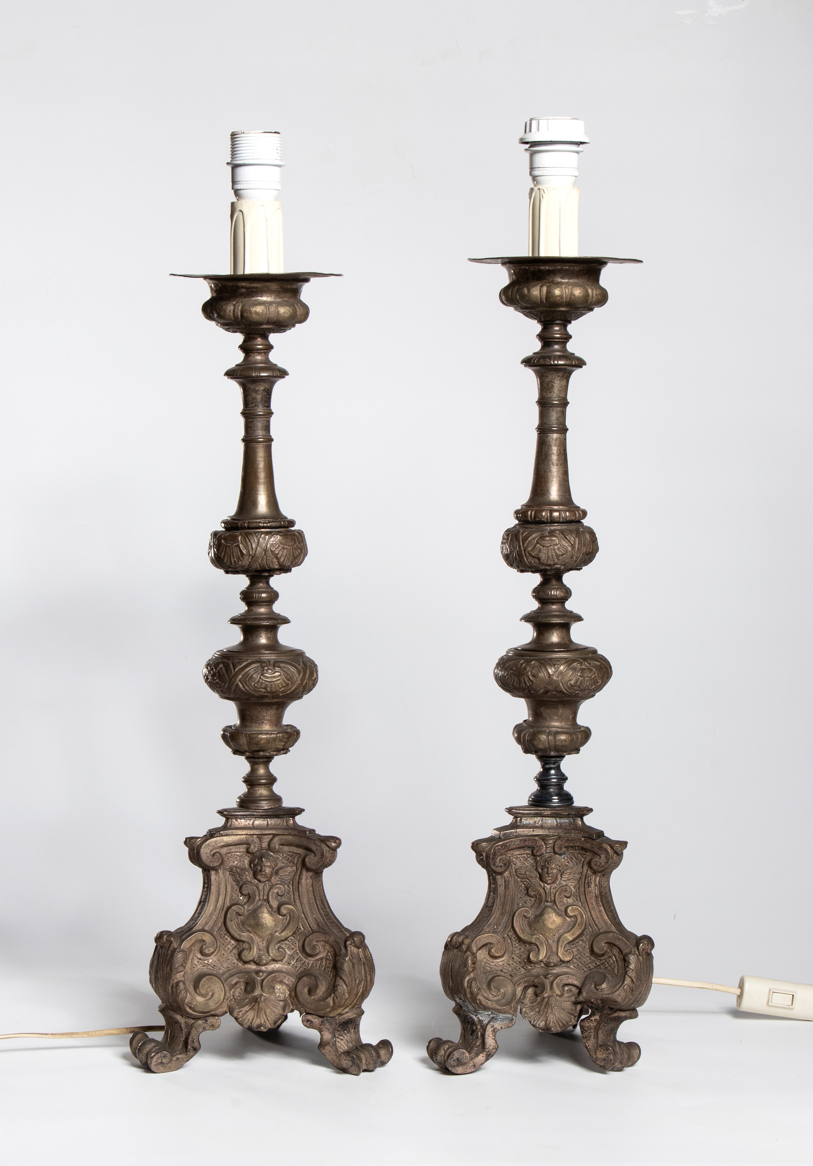 Italia, Coppia di candelabri in metallo, cesellati e trasformati in lampade