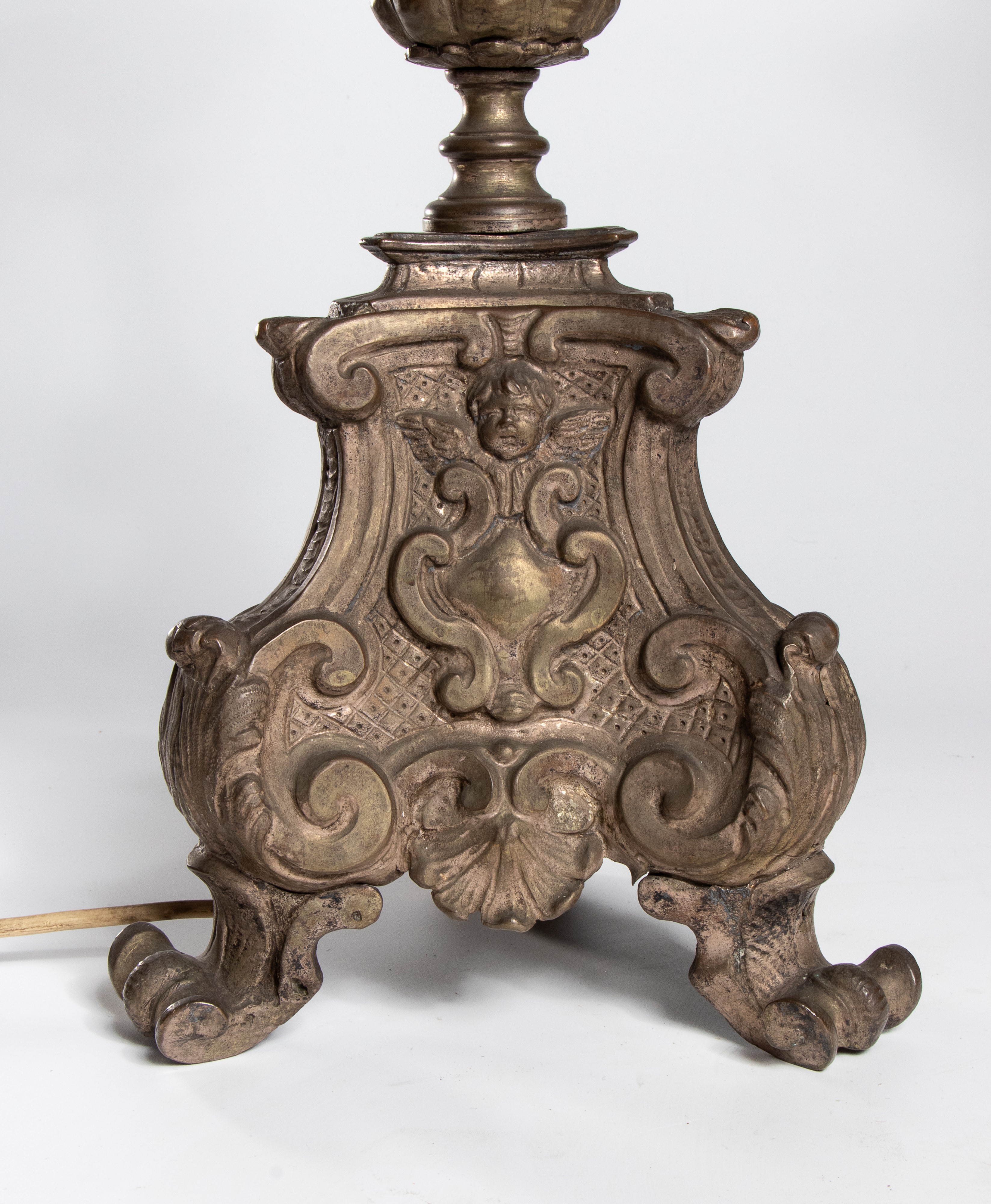 Italia, Coppia di candelabri in metallo, cesellati e trasformati in lampade