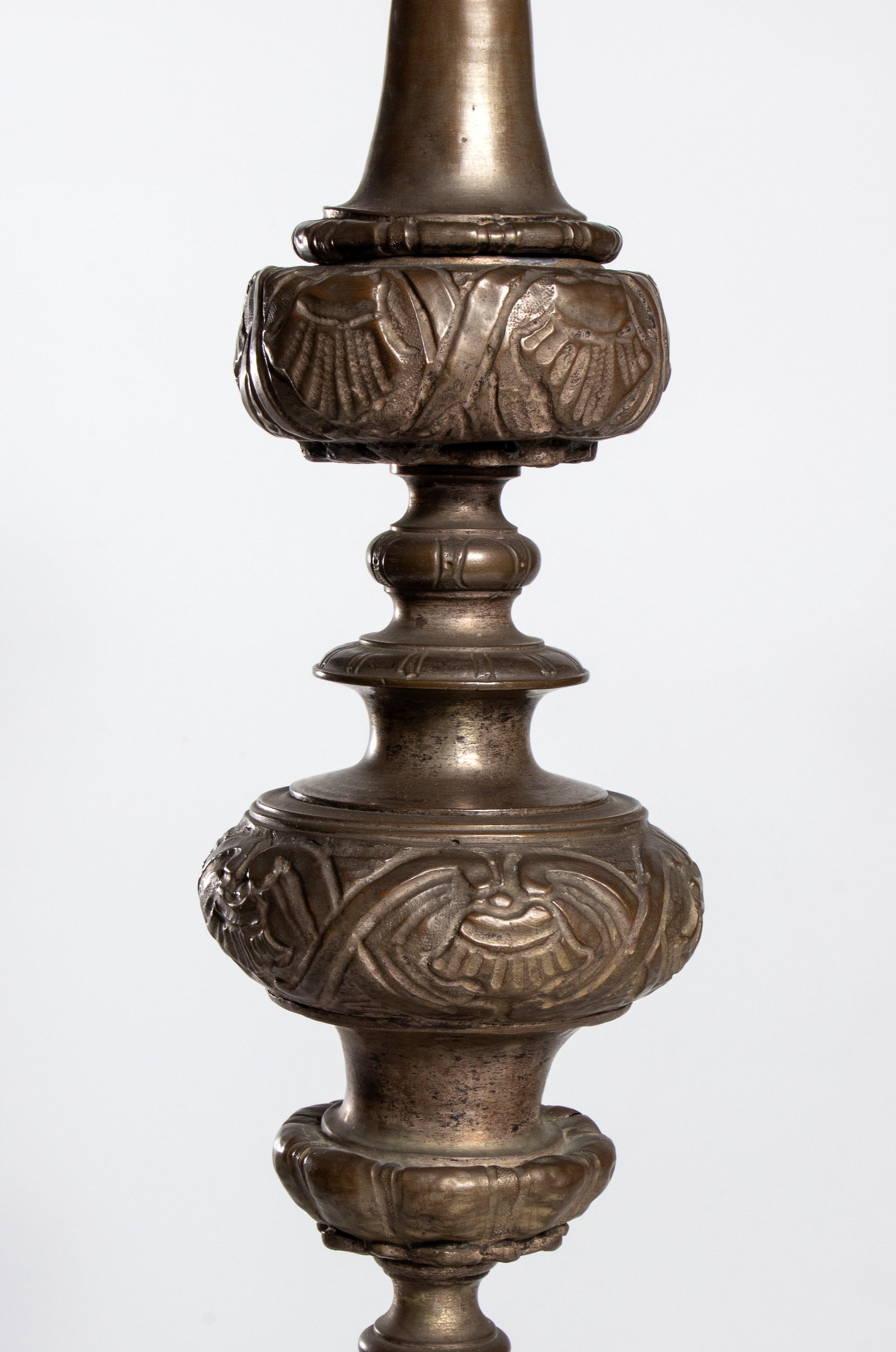 Italia, Coppia di candelabri in metallo, cesellati e trasformati in lampade