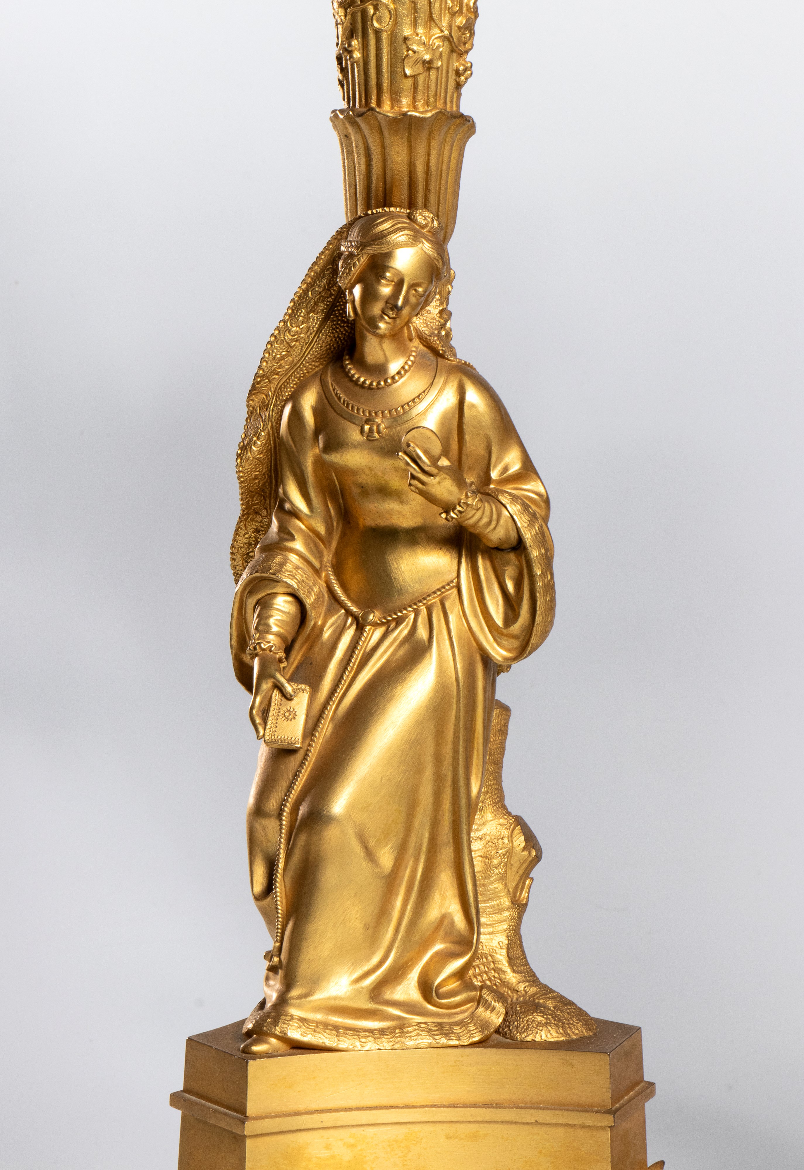 Coppia di candelabri francesi in bronzo dorato