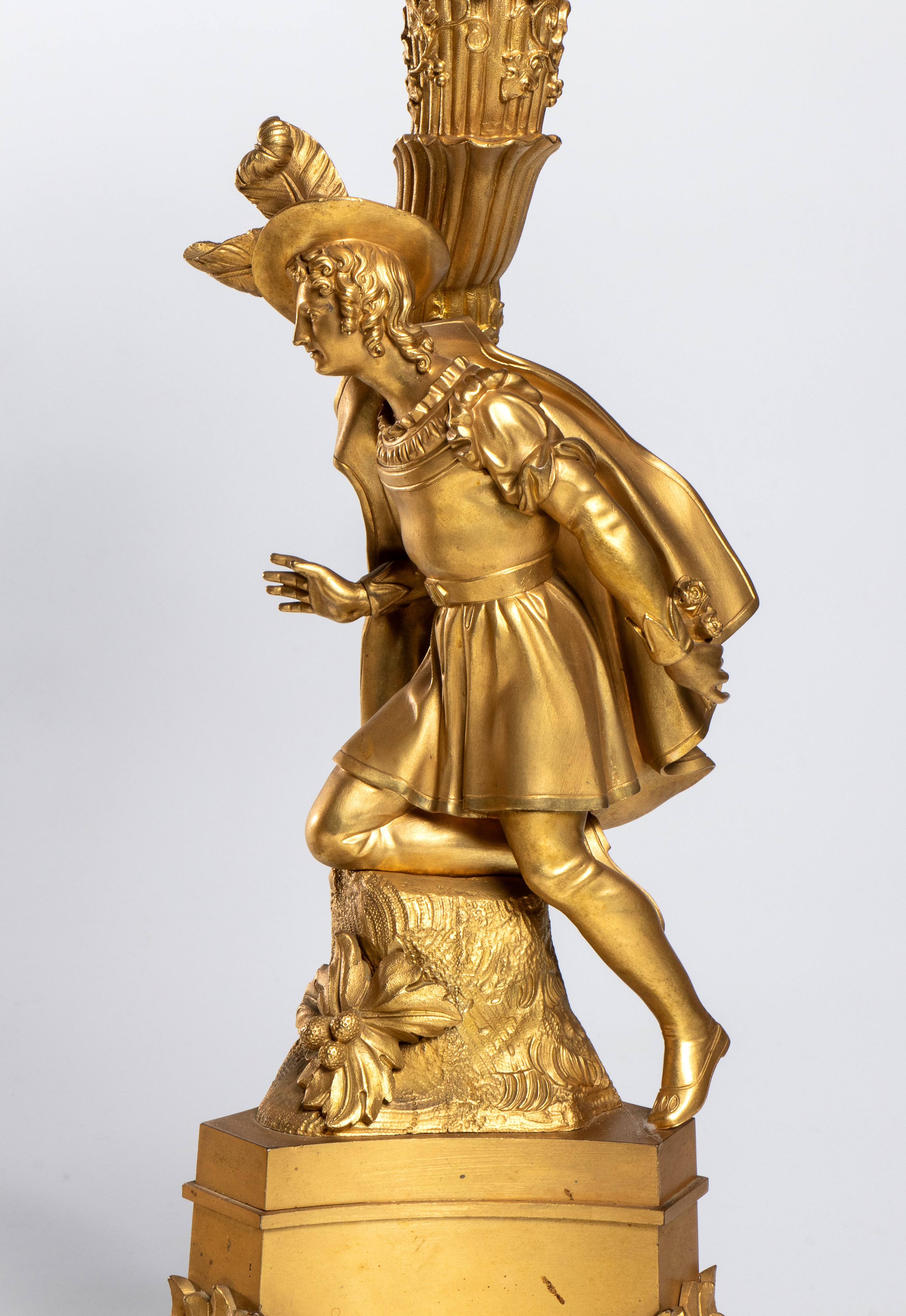 Coppia di candelabri francesi in bronzo dorato