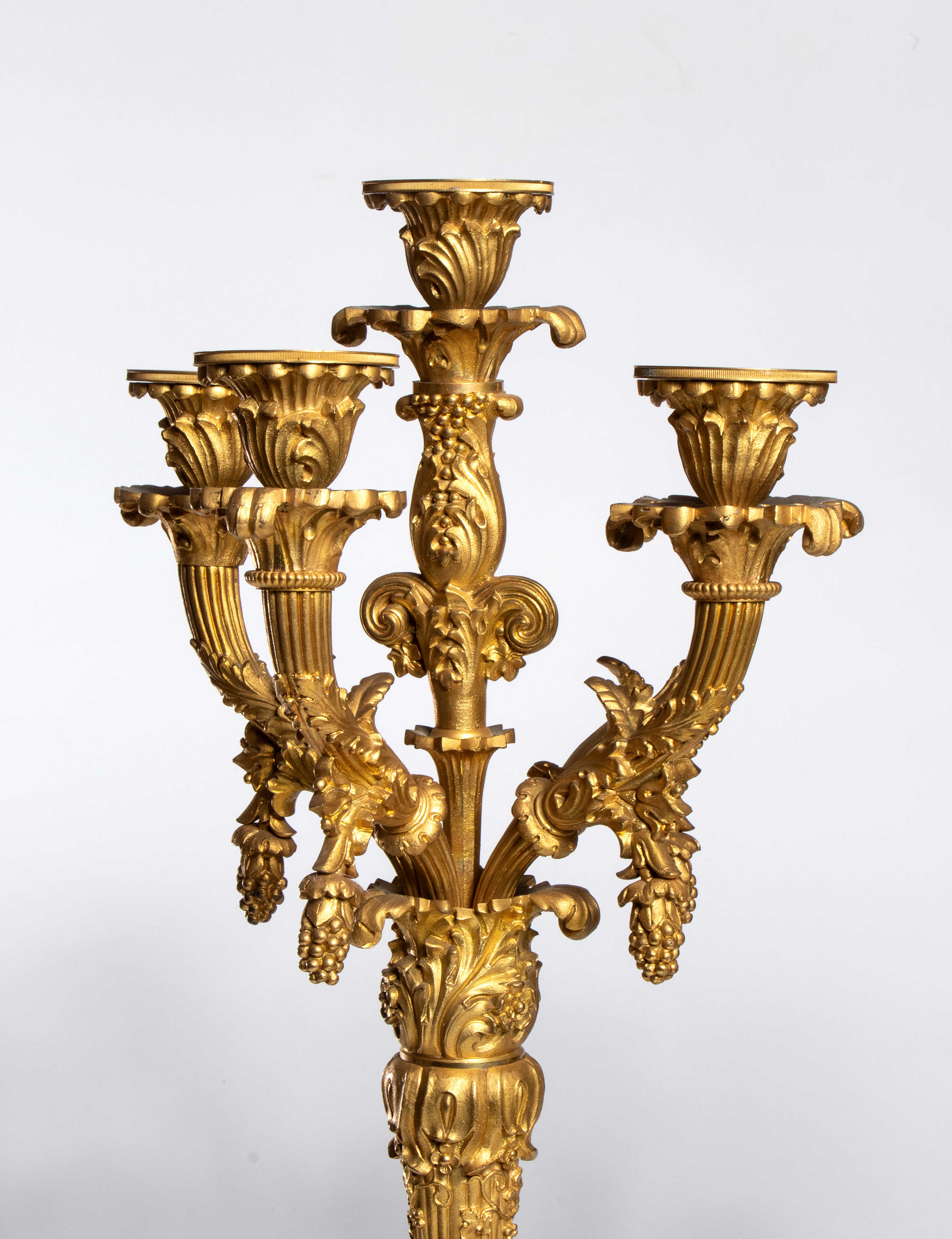 Coppia di candelabri francesi in bronzo dorato