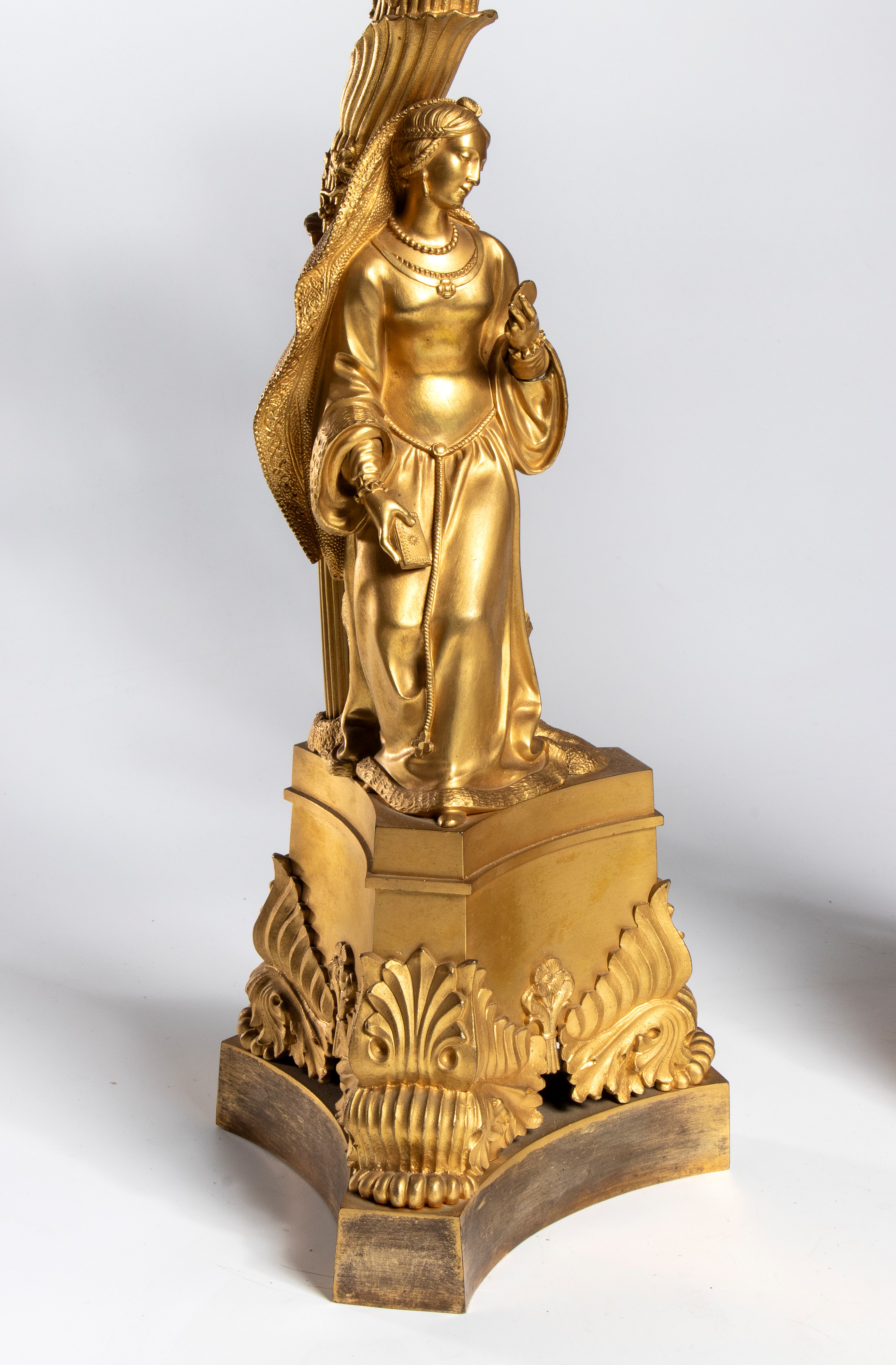 Coppia di candelabri francesi in bronzo dorato