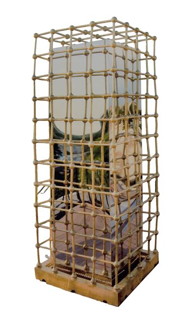 Golden Cage, scultura in acciaio e bronzo con finiture in oro