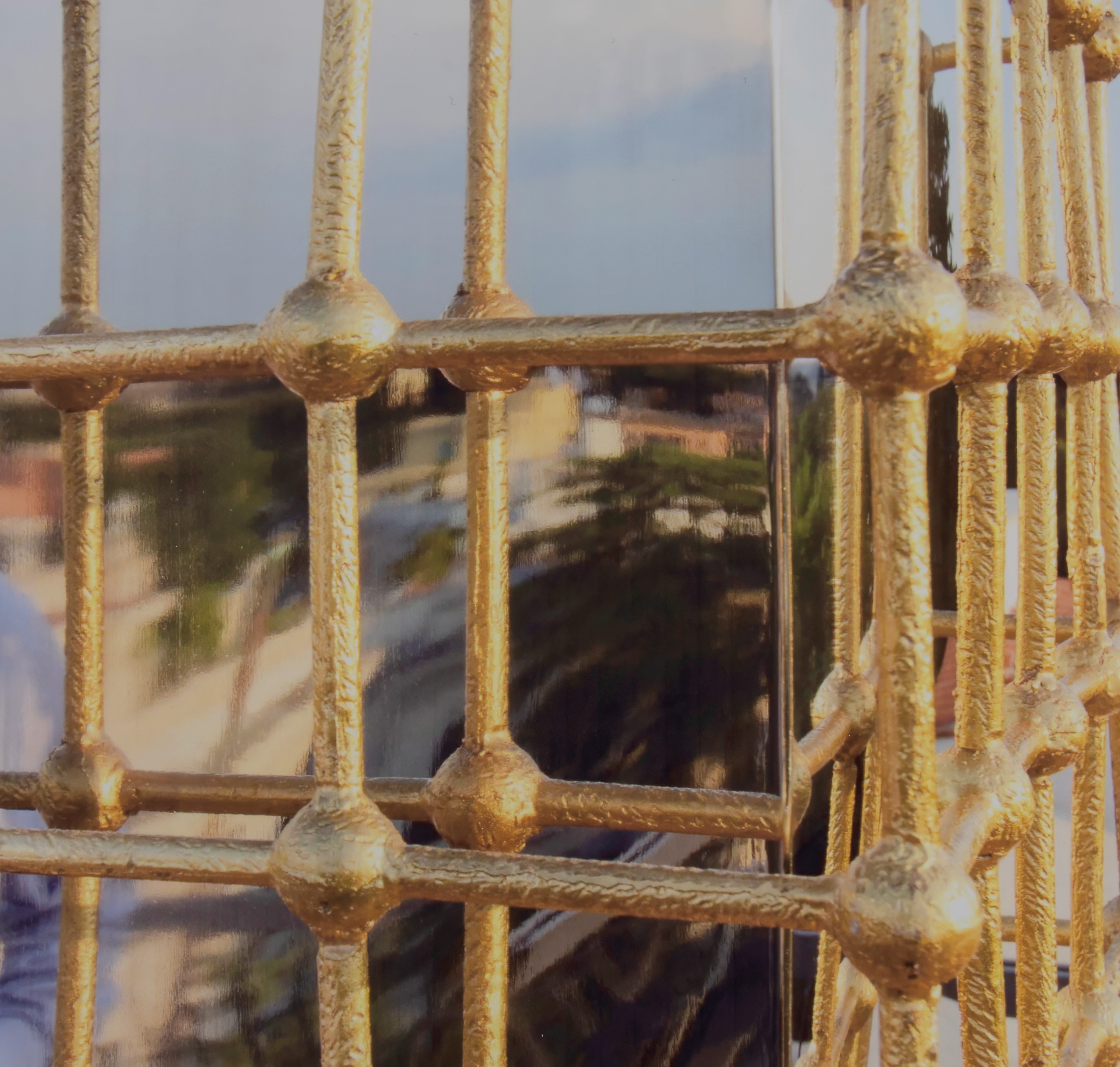 Chiara Dynys - Golden Cage, scultura in acciaio e bronzo con finiture in oro