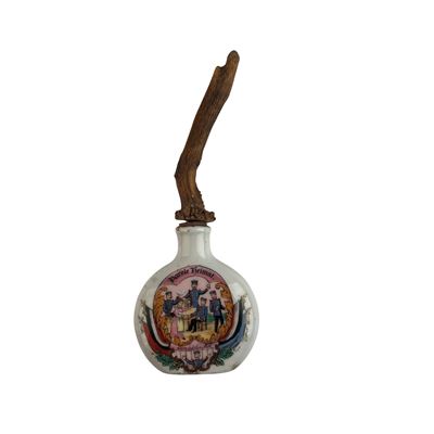 Austria, Fiaschetta in ceramica decorata con scene di caserma, primo quarto XX secolo