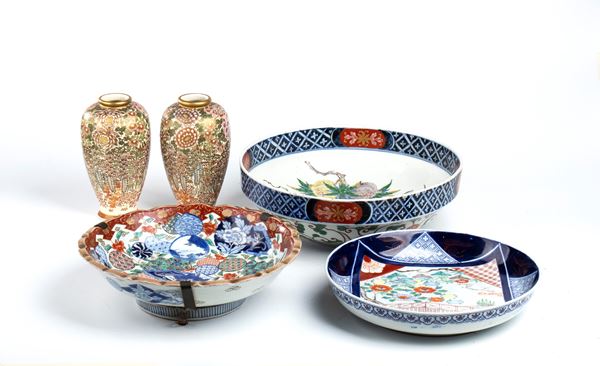 Imari plates of various sizes and two Satsuma "thousand flowers" vases, Japan