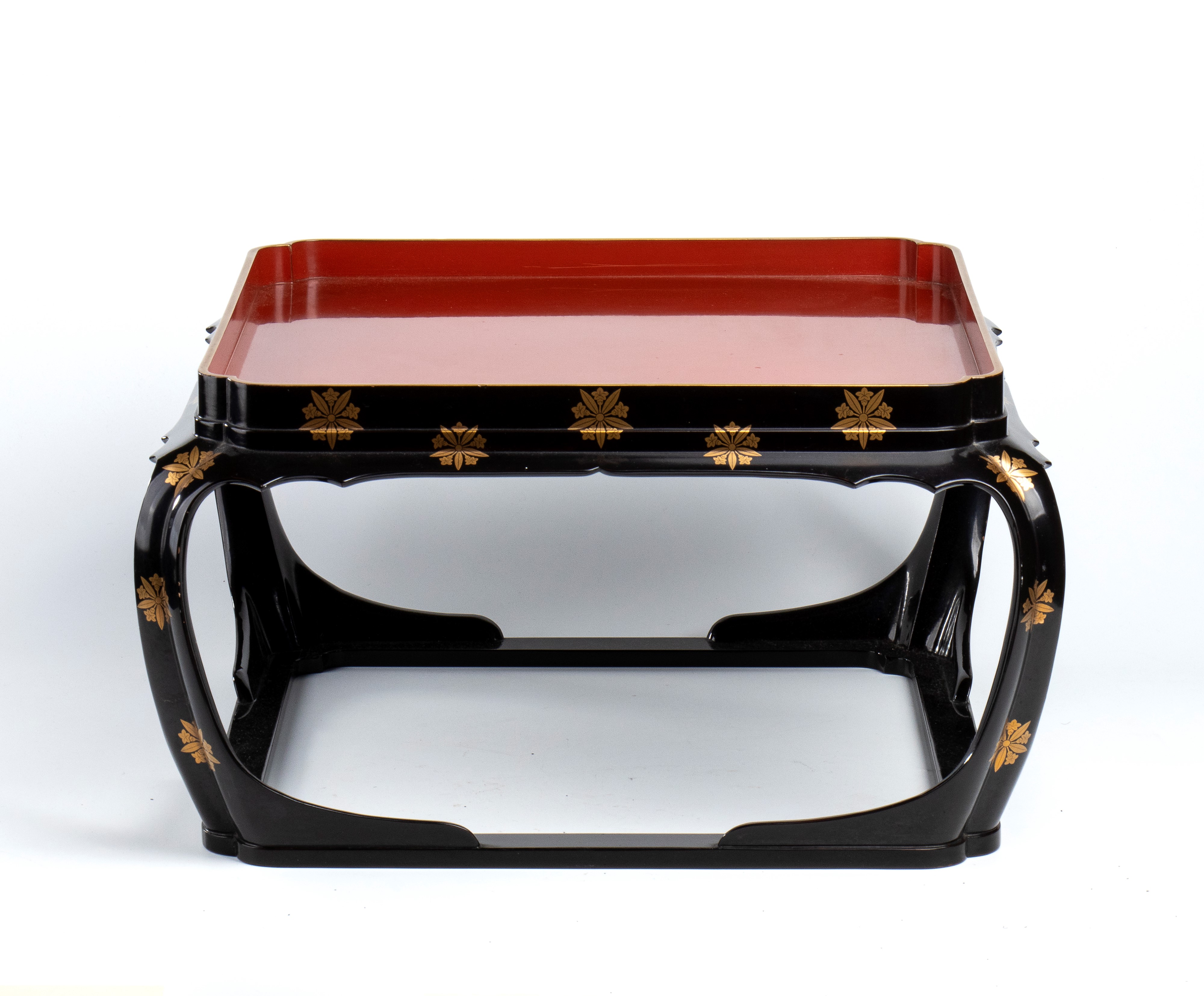 Due mobili decorativi in lacca, Giappone