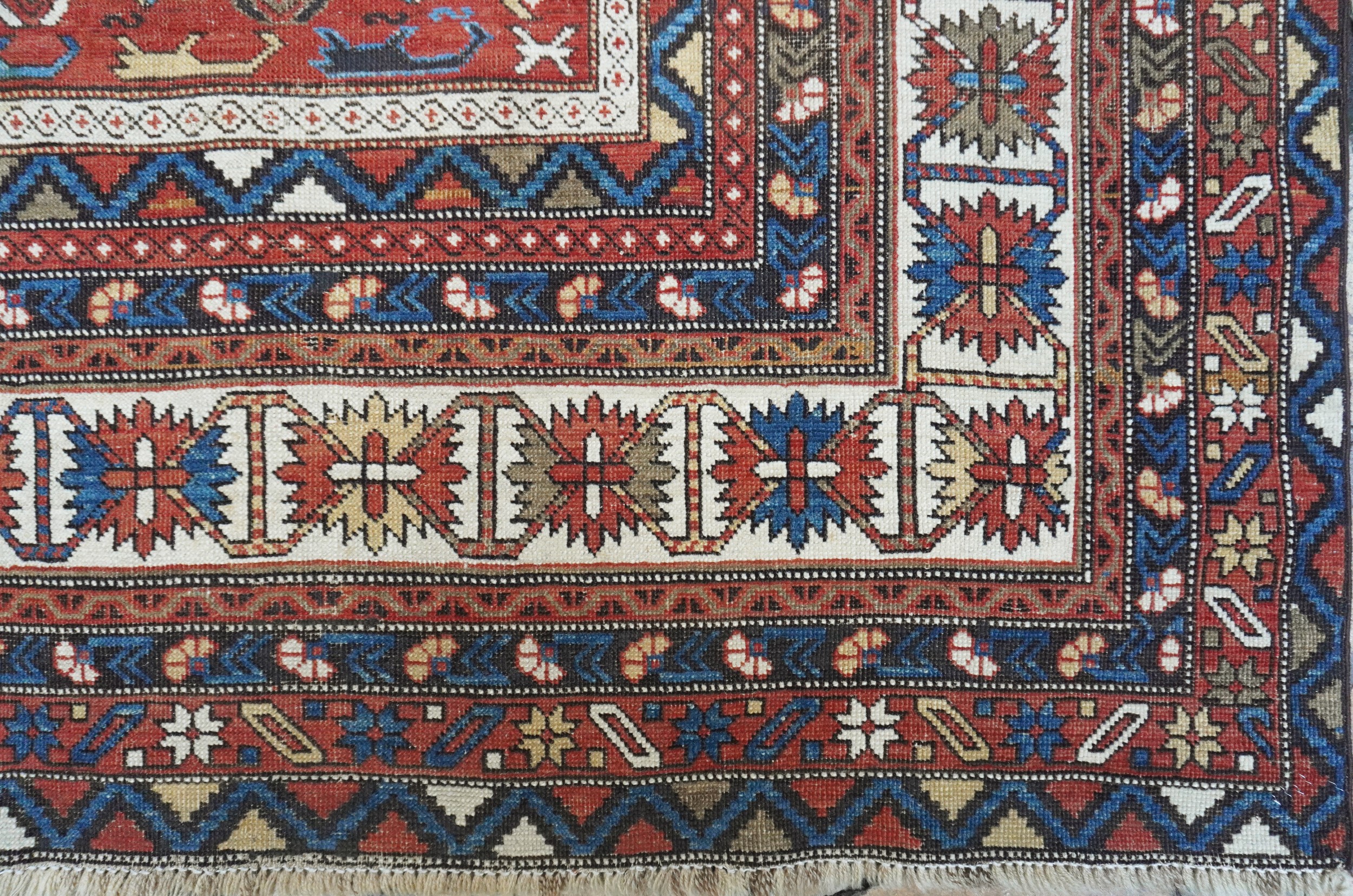 Tappeto Shirvan a fondo rosso