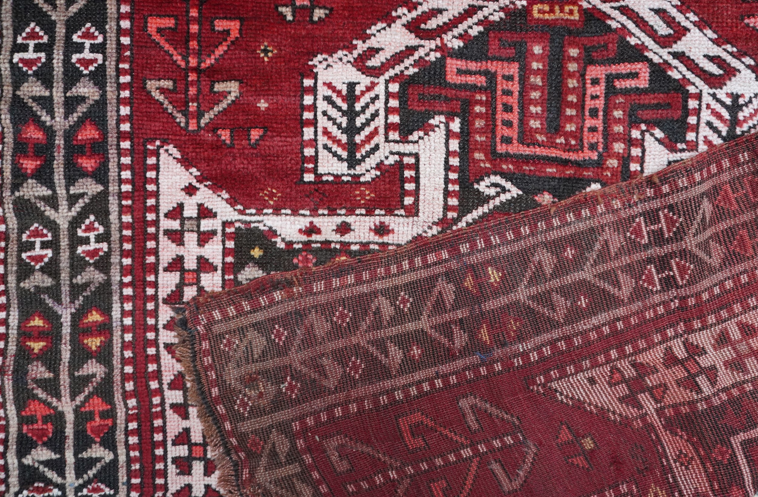 Tappeto Kazak con disegno a scudi