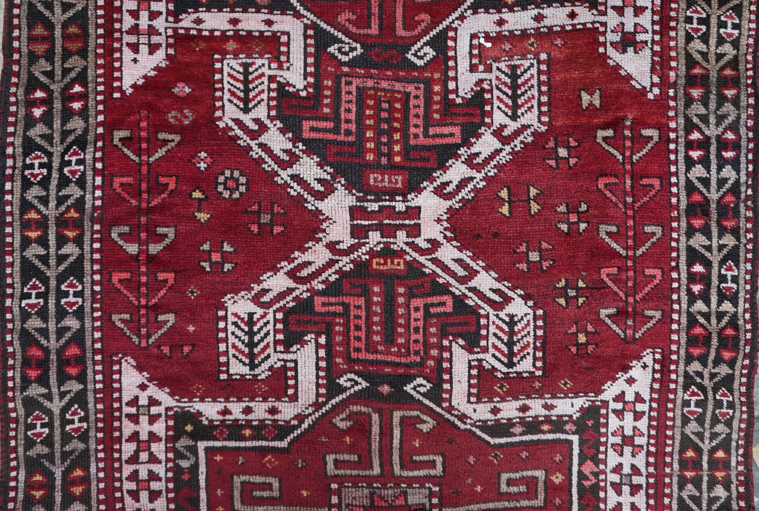 Tappeto Kazak con disegno a scudi