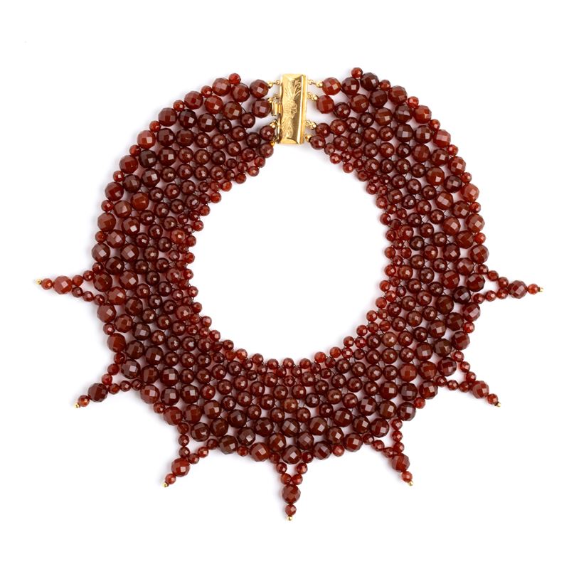 Collana in corniola, struttura multifili con chiusura in oro giallo 18k