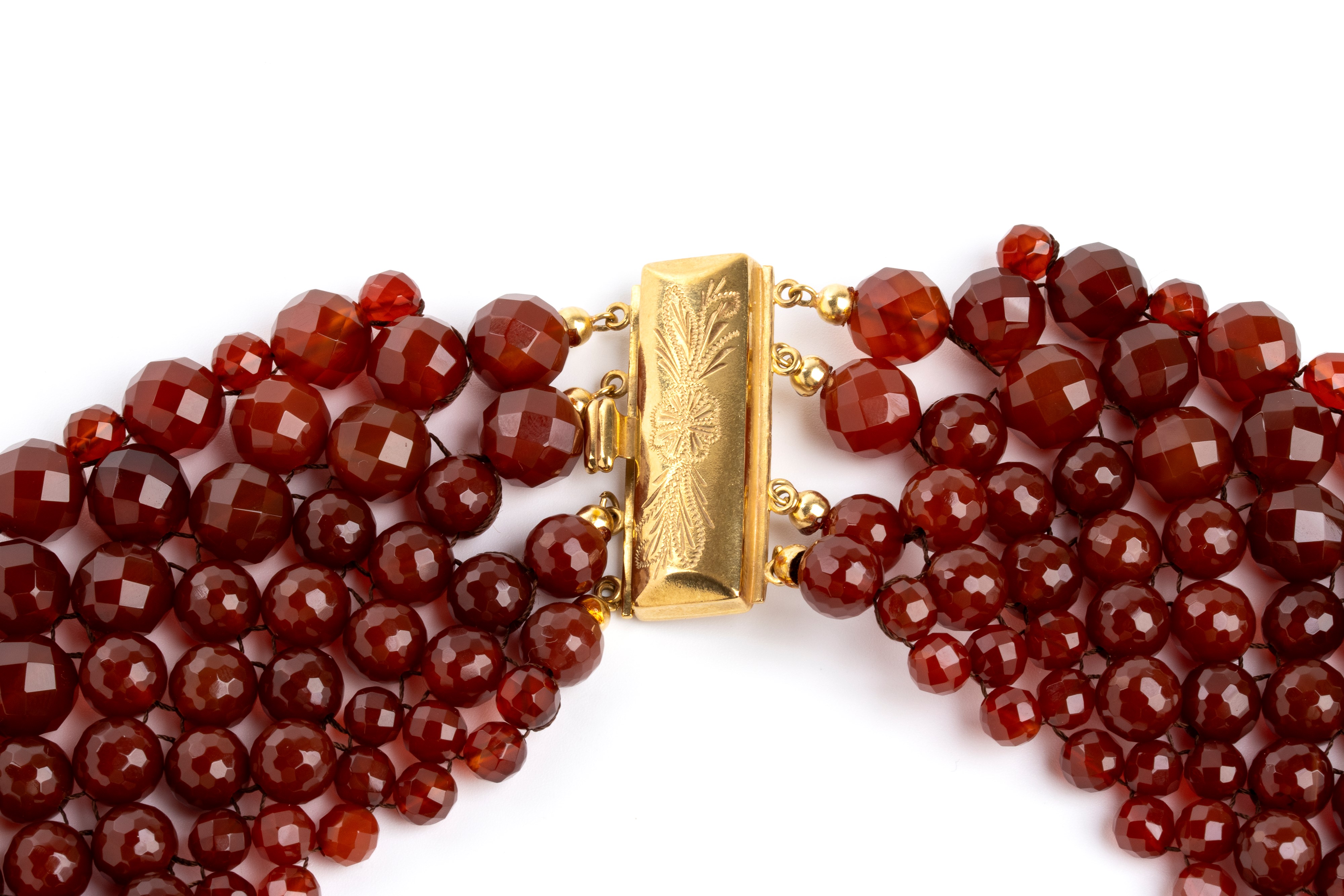Collana in corniola, struttura multifili con chiusura in oro giallo 18k