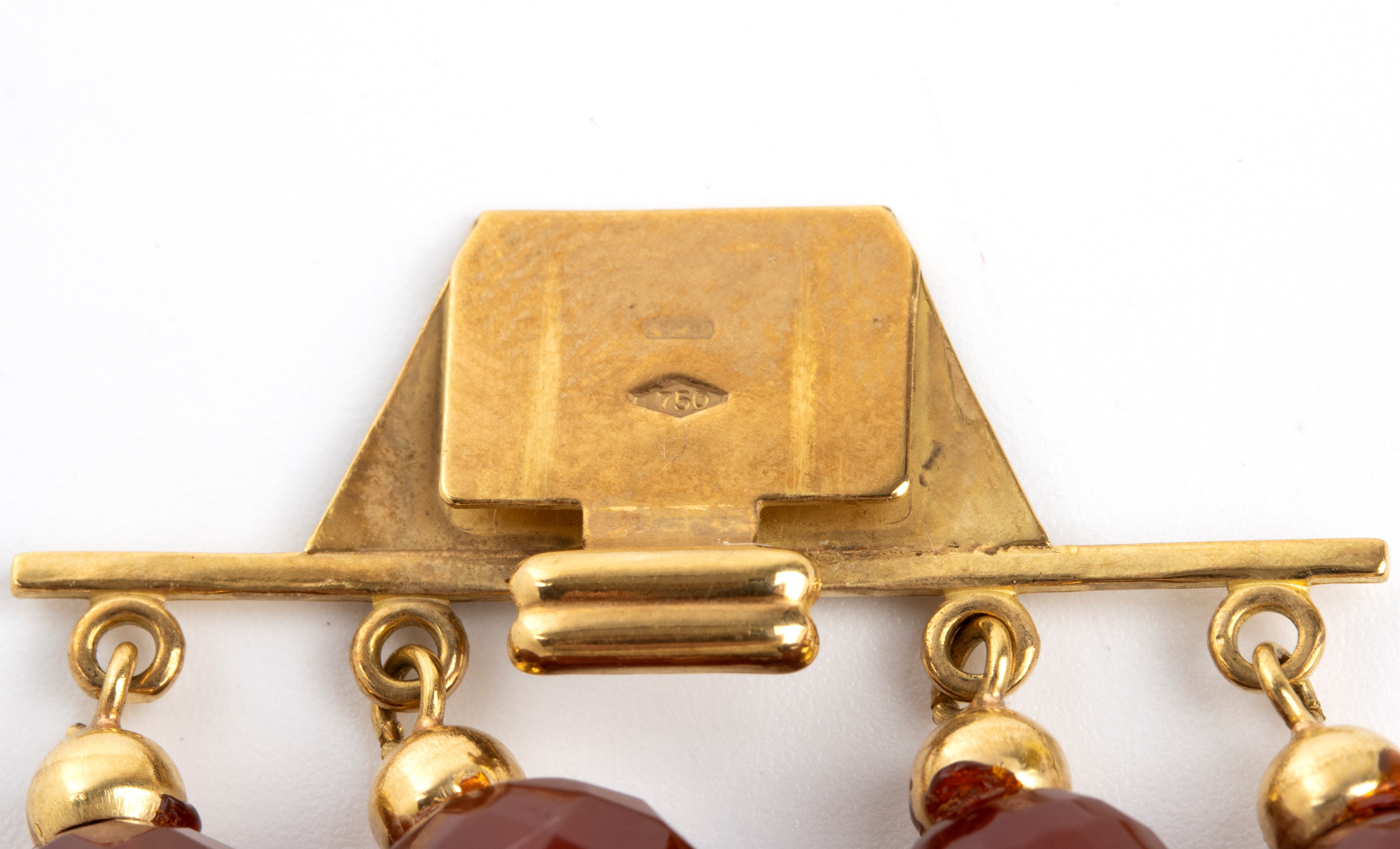Collana in corniola, struttura multifili con chiusura in oro giallo 18k