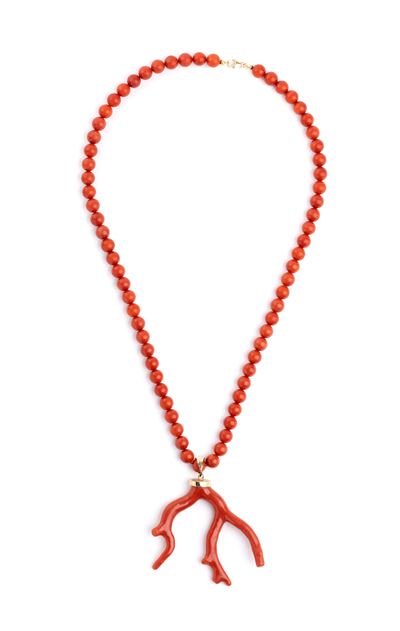 Corallo rosso del Mediterraneo (Corallium rubrum), Girocollo con filo di sfere e pendente in cora...