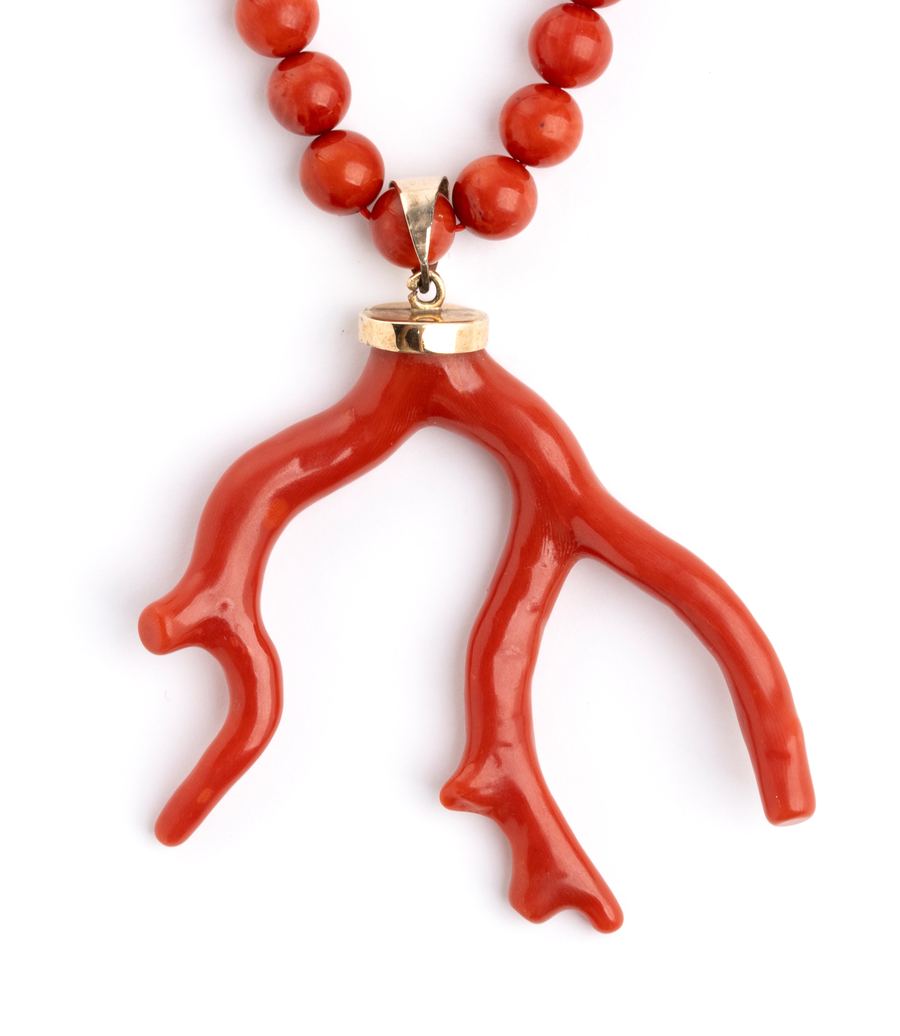 Corallo rosso del Mediterraneo (Corallium rubrum), Girocollo con filo di sfere e pendente in cora...
