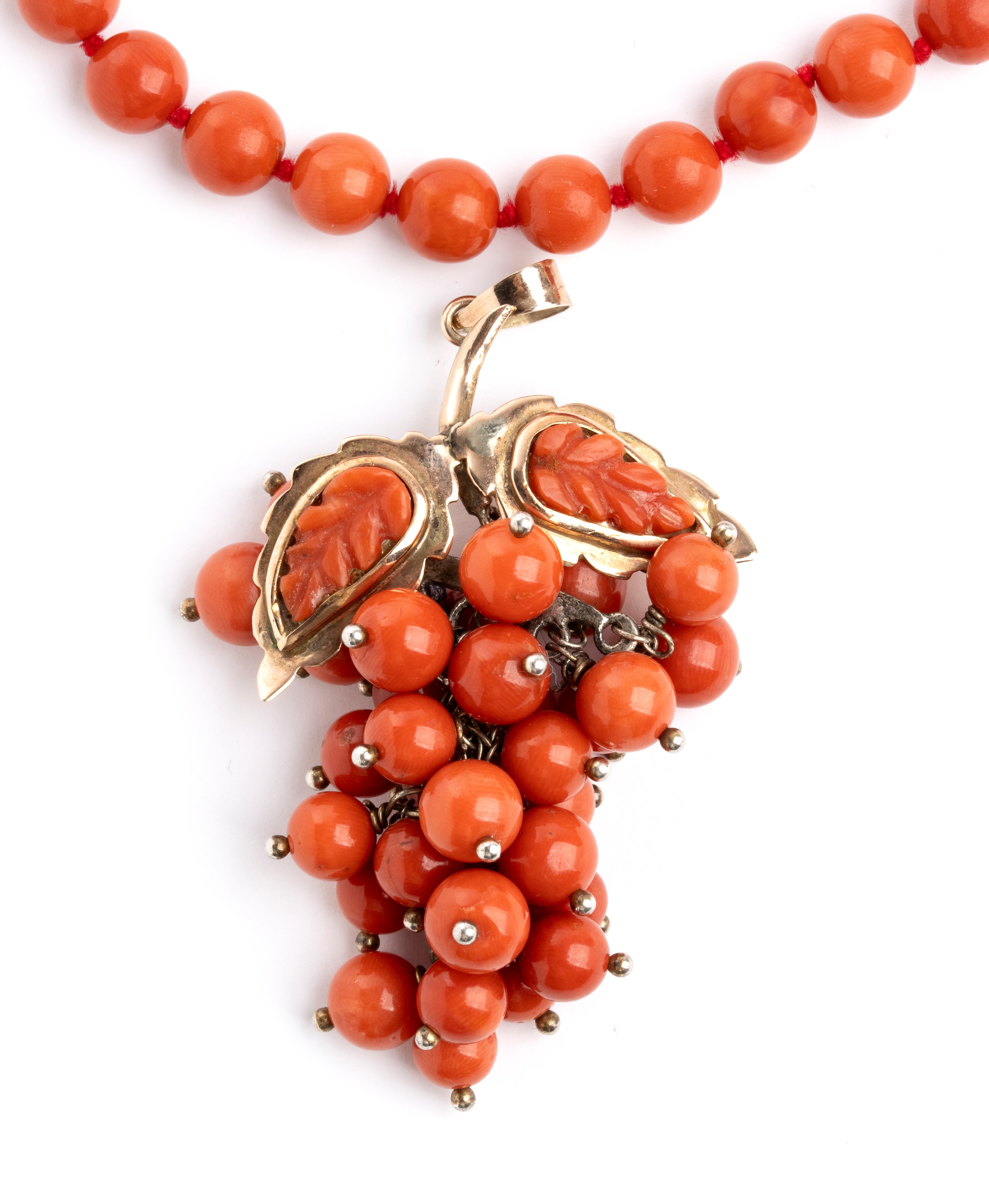 Magliulo, Collana e pendente a grappolo in corallo rosso del Mediterraneo (Corallium Rubrum)