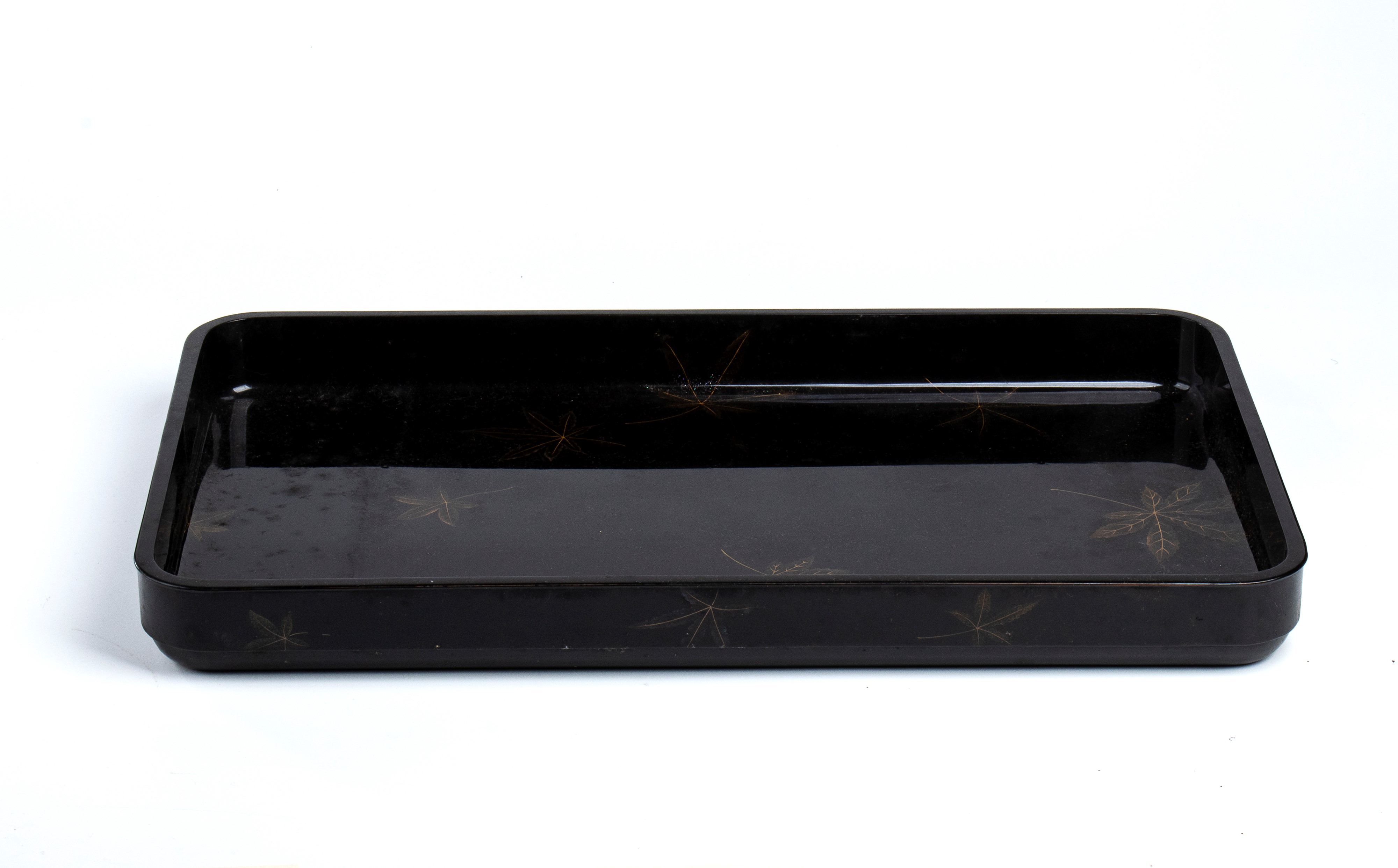 Cinque vassoi di varie taglie in lacca, Giappone