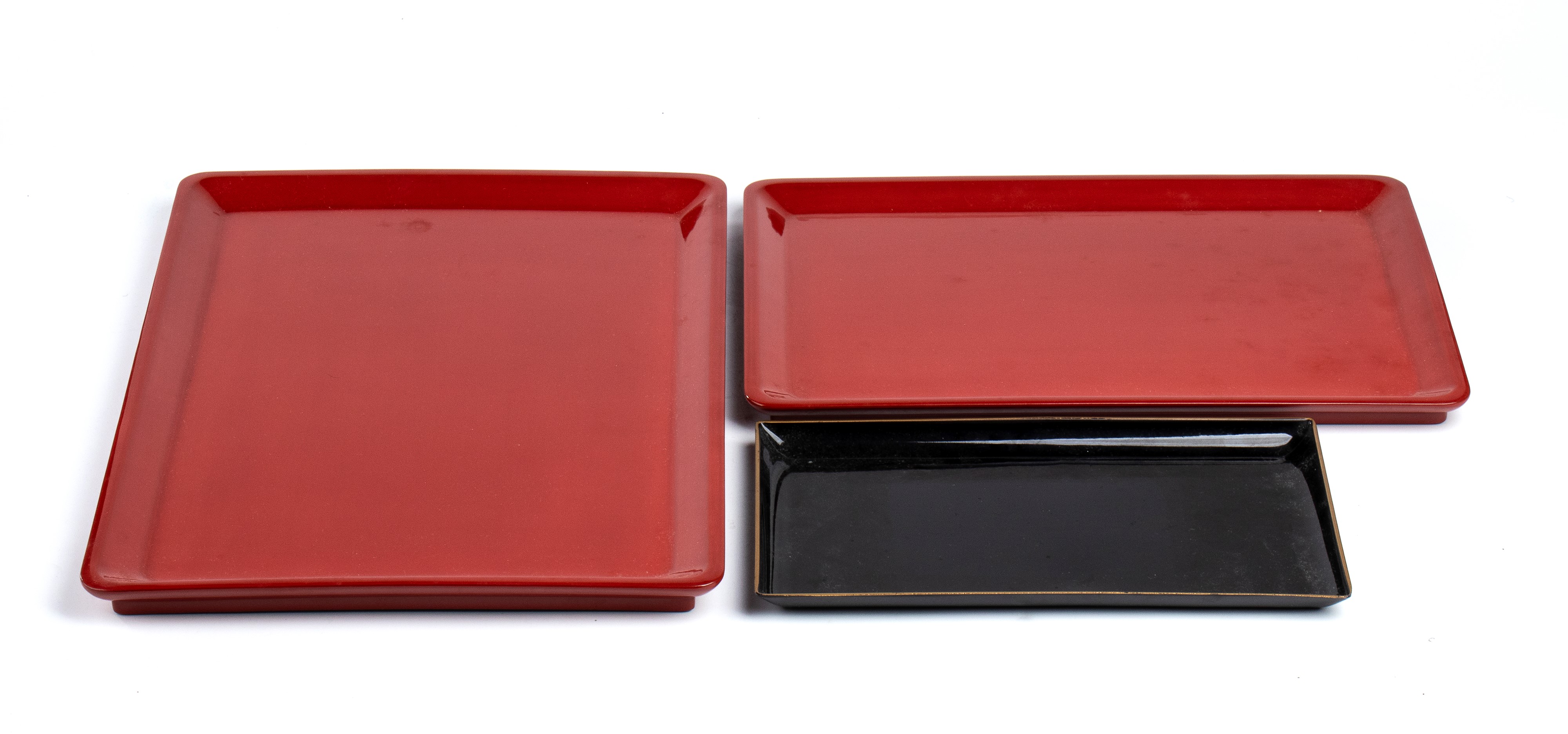 Cinque vassoi di varie taglie in lacca, Giappone