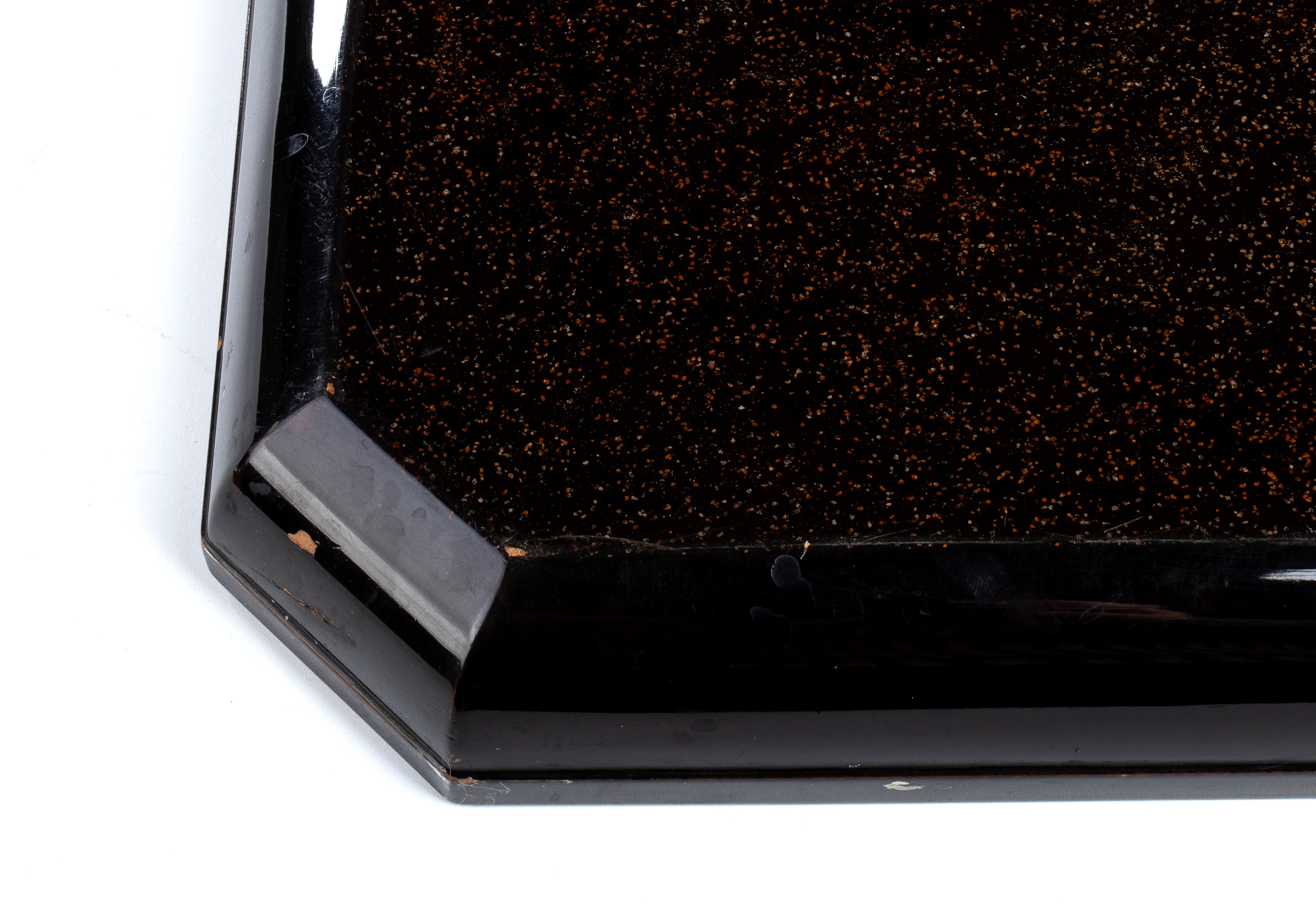 Cinque vassoi di varie taglie in lacca, Giappone