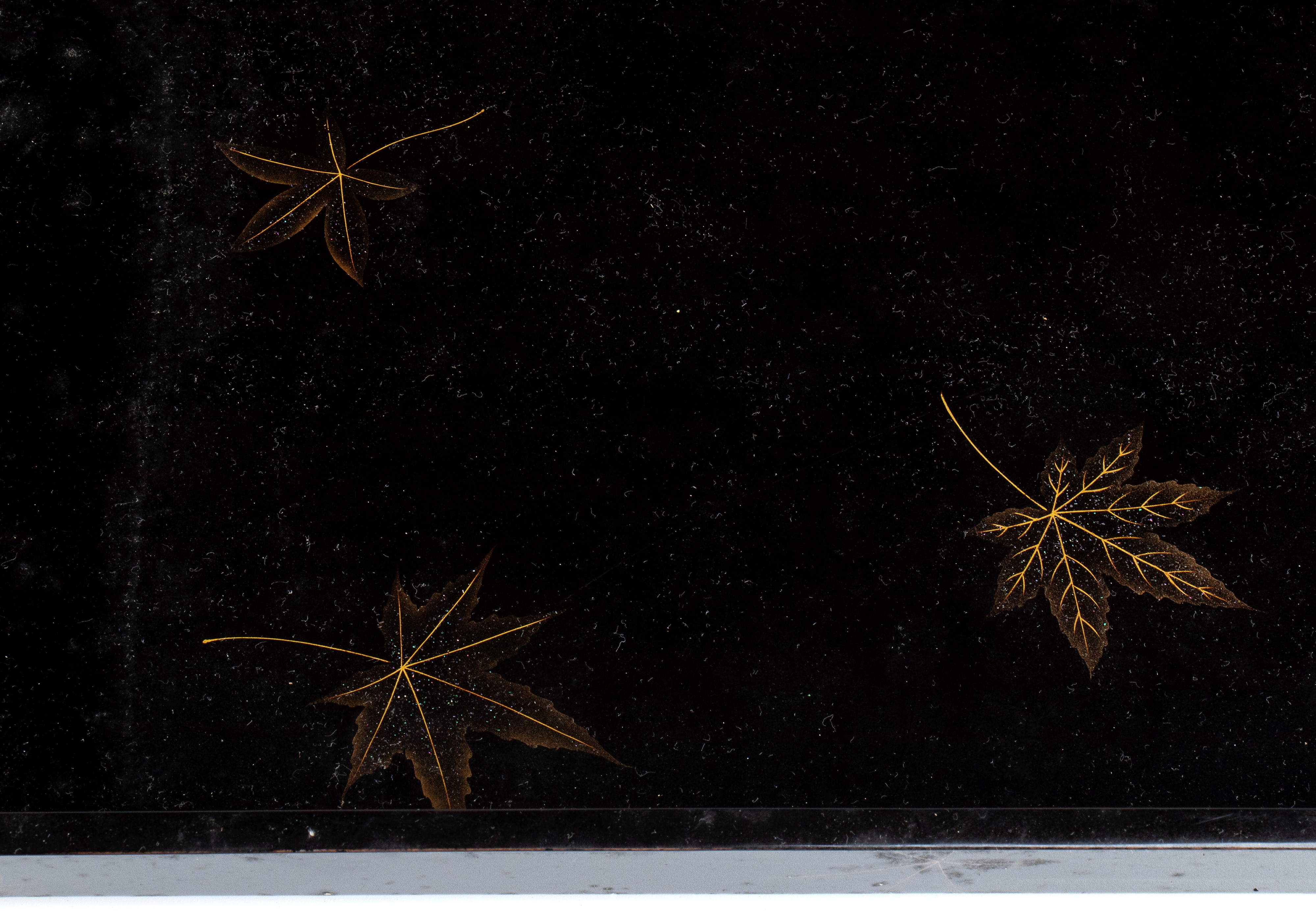 Cinque vassoi di varie taglie in lacca, Giappone