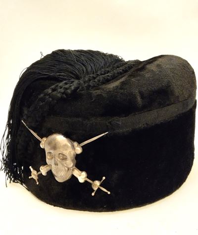 Fez dei Moschettieri del Duce, copricapo in feltro e velluto con fregio in argento