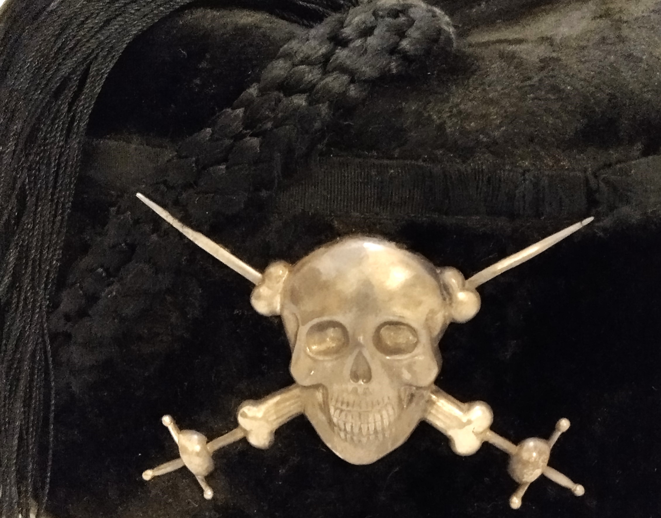 Fez dei Moschettieri del Duce, copricapo in feltro e velluto con fregio in argento
