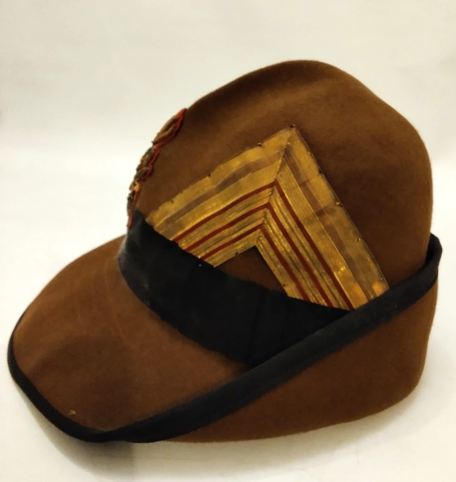 Cappello all'alpina da console comandante di Legione, feltro marrone con fregio ricamato