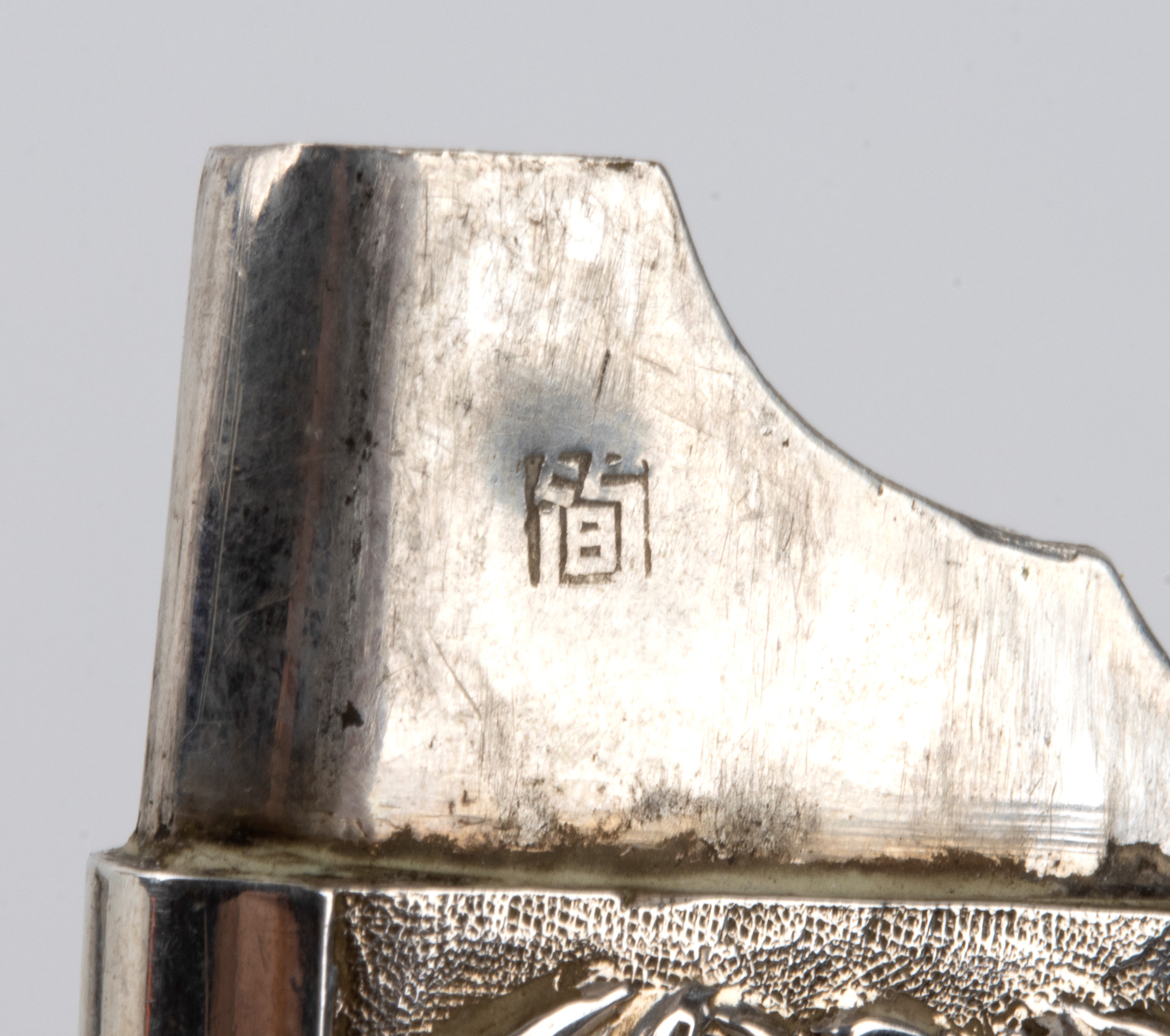 Periodo Taishō, Portasigarette giapponese in argento a forma di libro con coperchio a chiusura a ...
