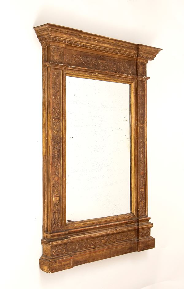 Gilded mirror with a tabernacle frame