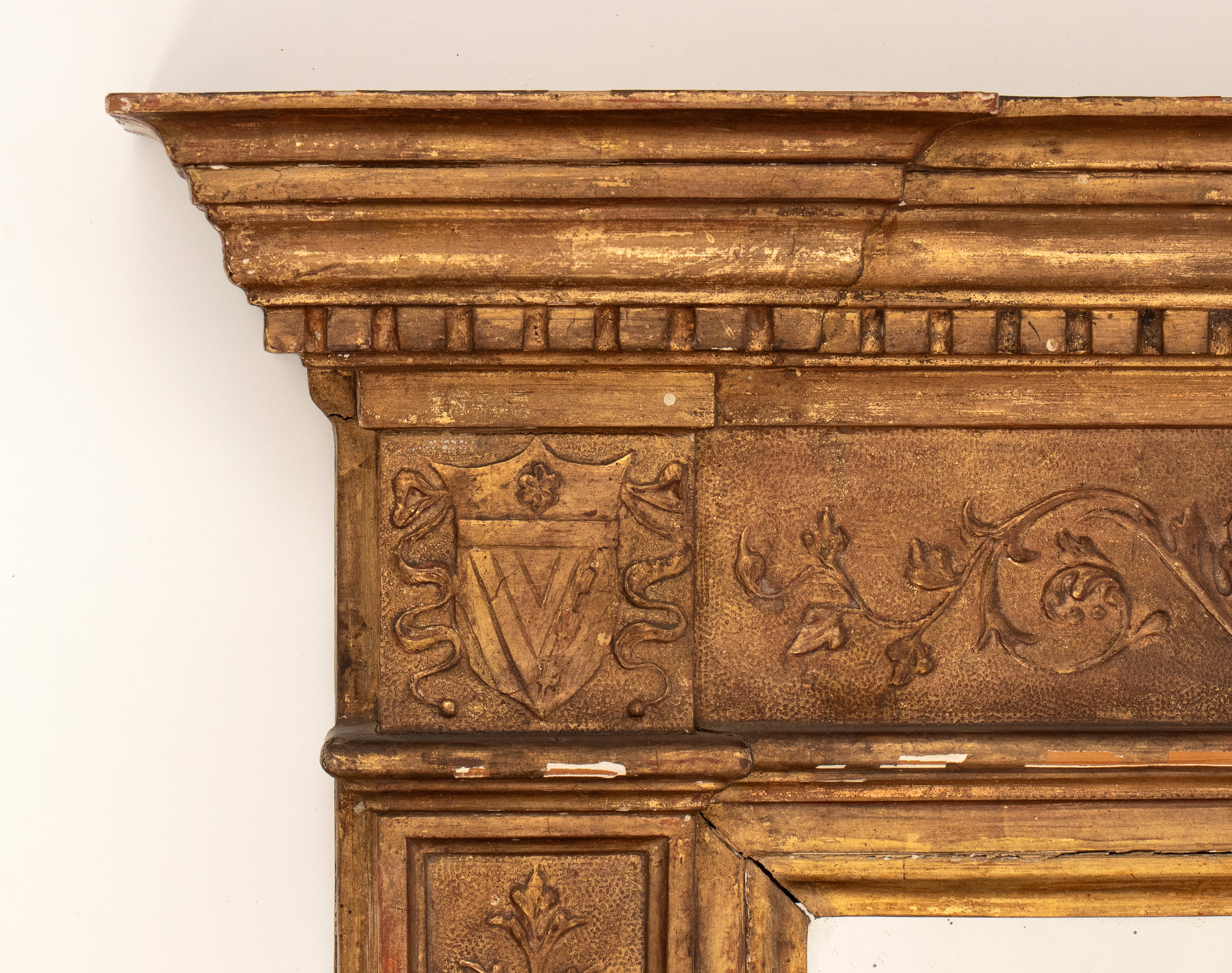 Specchiera dorata a cornice in forma di tabernacolo, XIX secolo