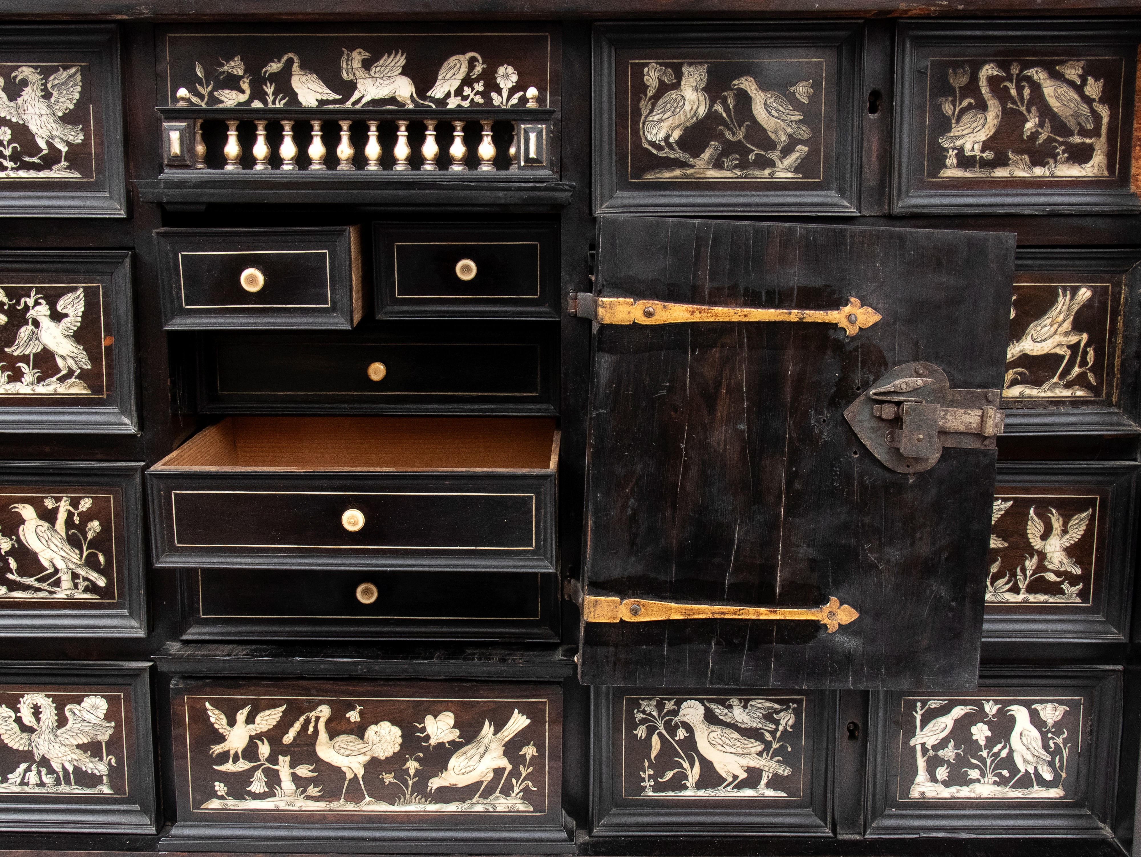 Stipo monetiere in legno ebanizzato con intarsi in osso