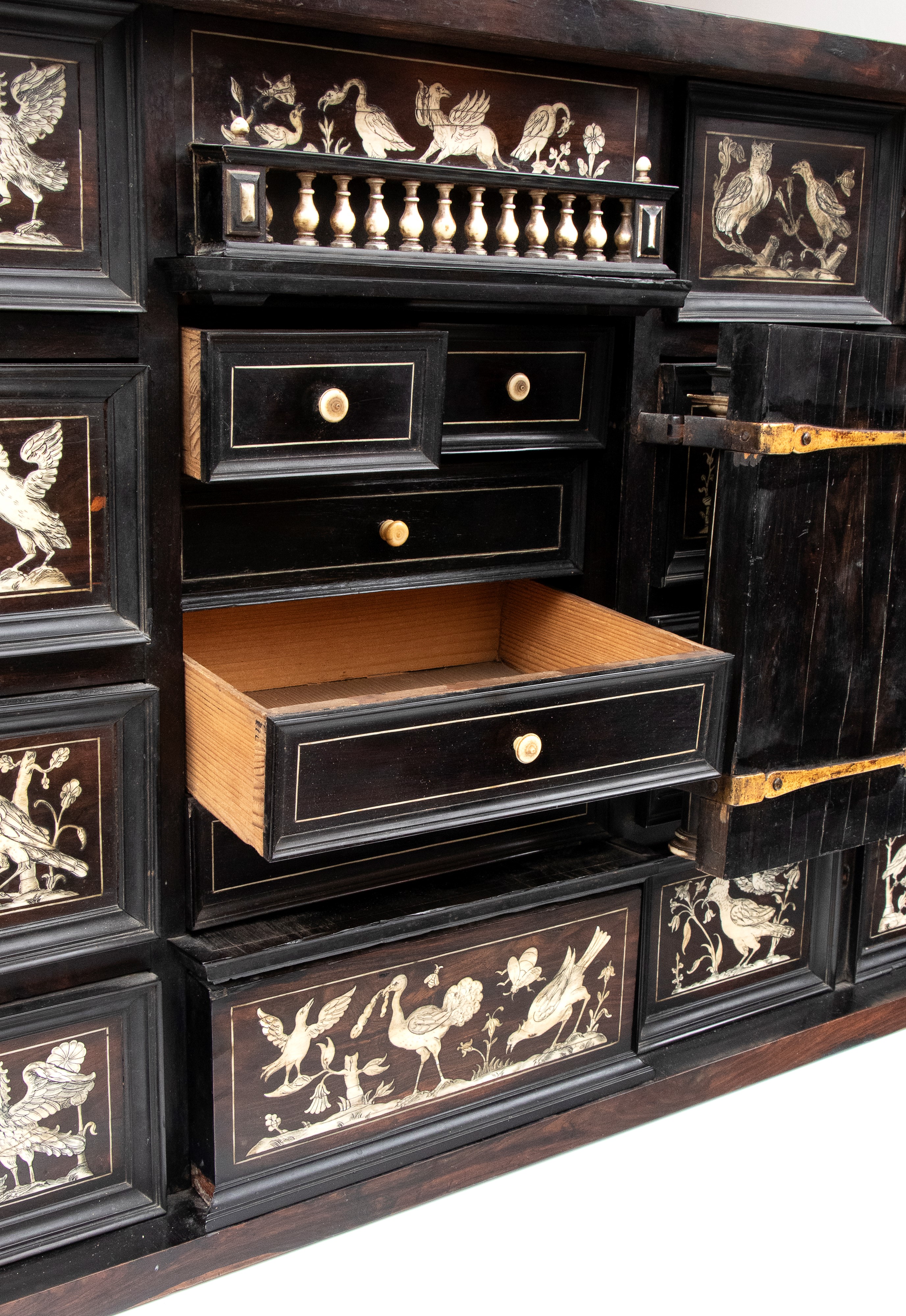 Stipo monetiere in legno ebanizzato con intarsi in osso