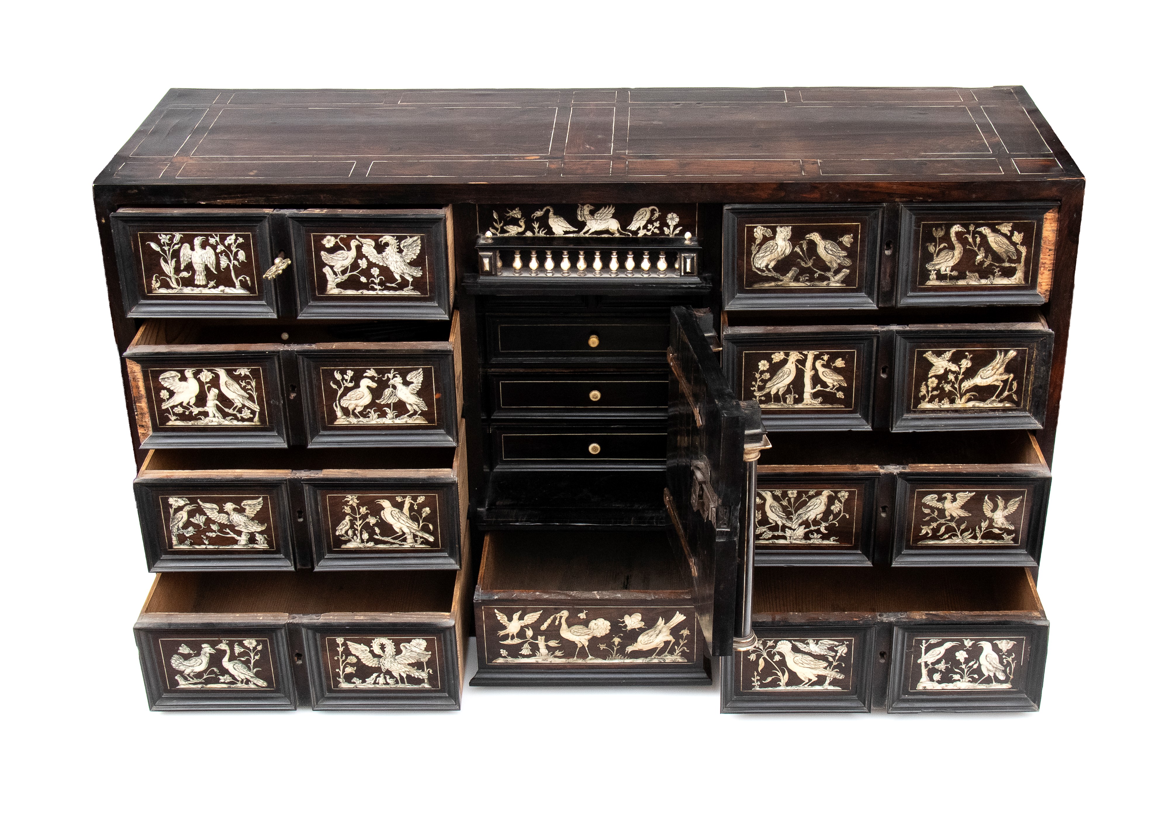 Stipo monetiere in legno ebanizzato con intarsi in osso