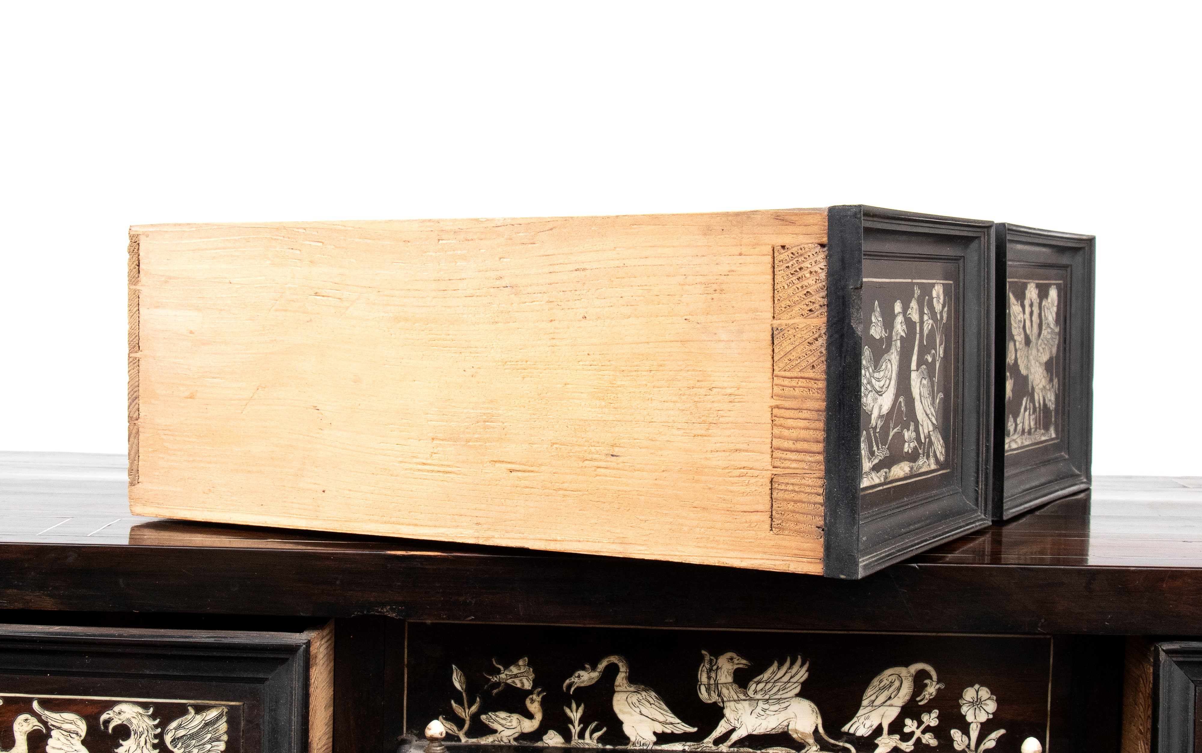 Stipo monetiere in legno ebanizzato con intarsi in osso