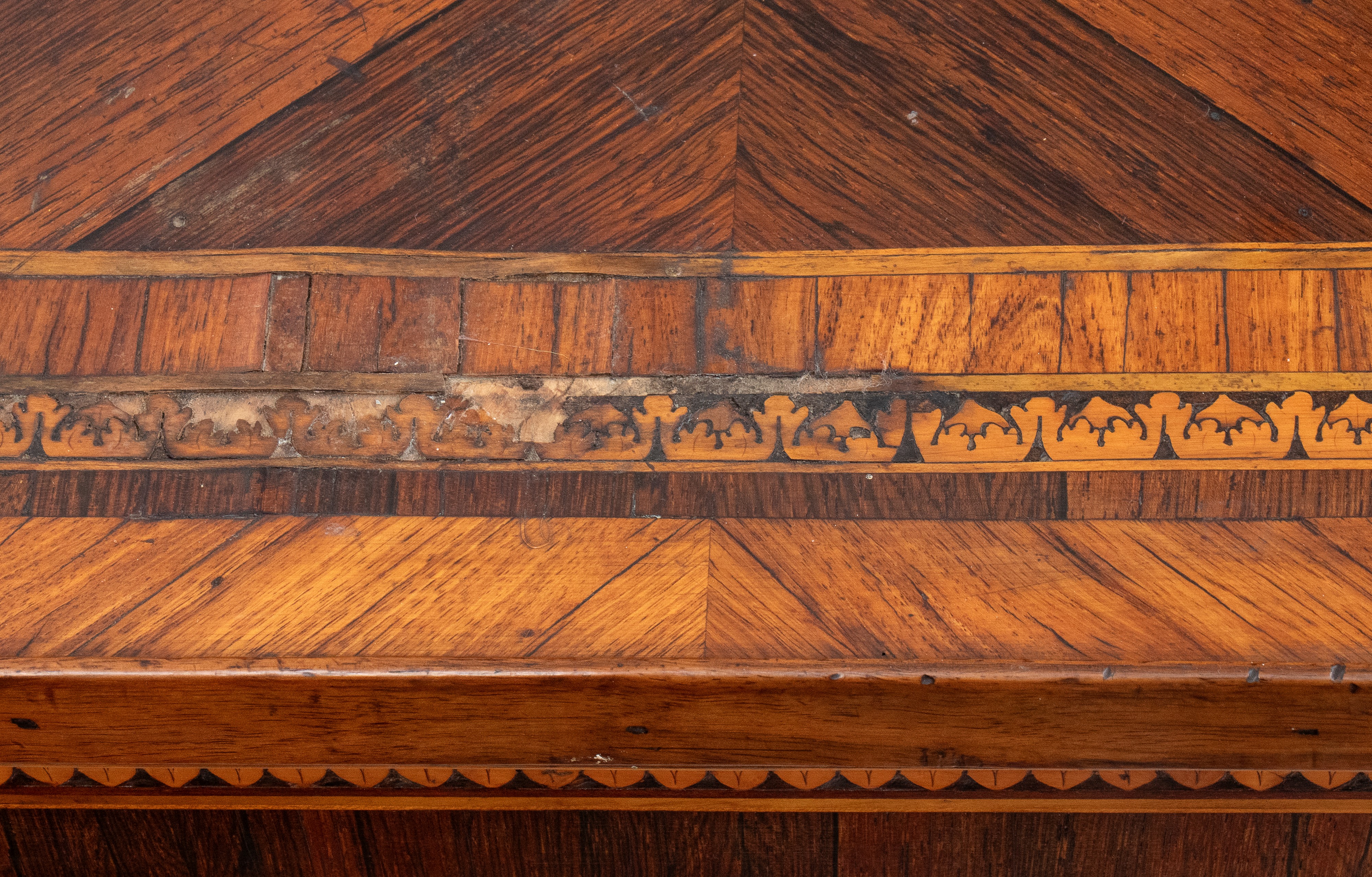 Tavolino intarsiato Luigi XVI