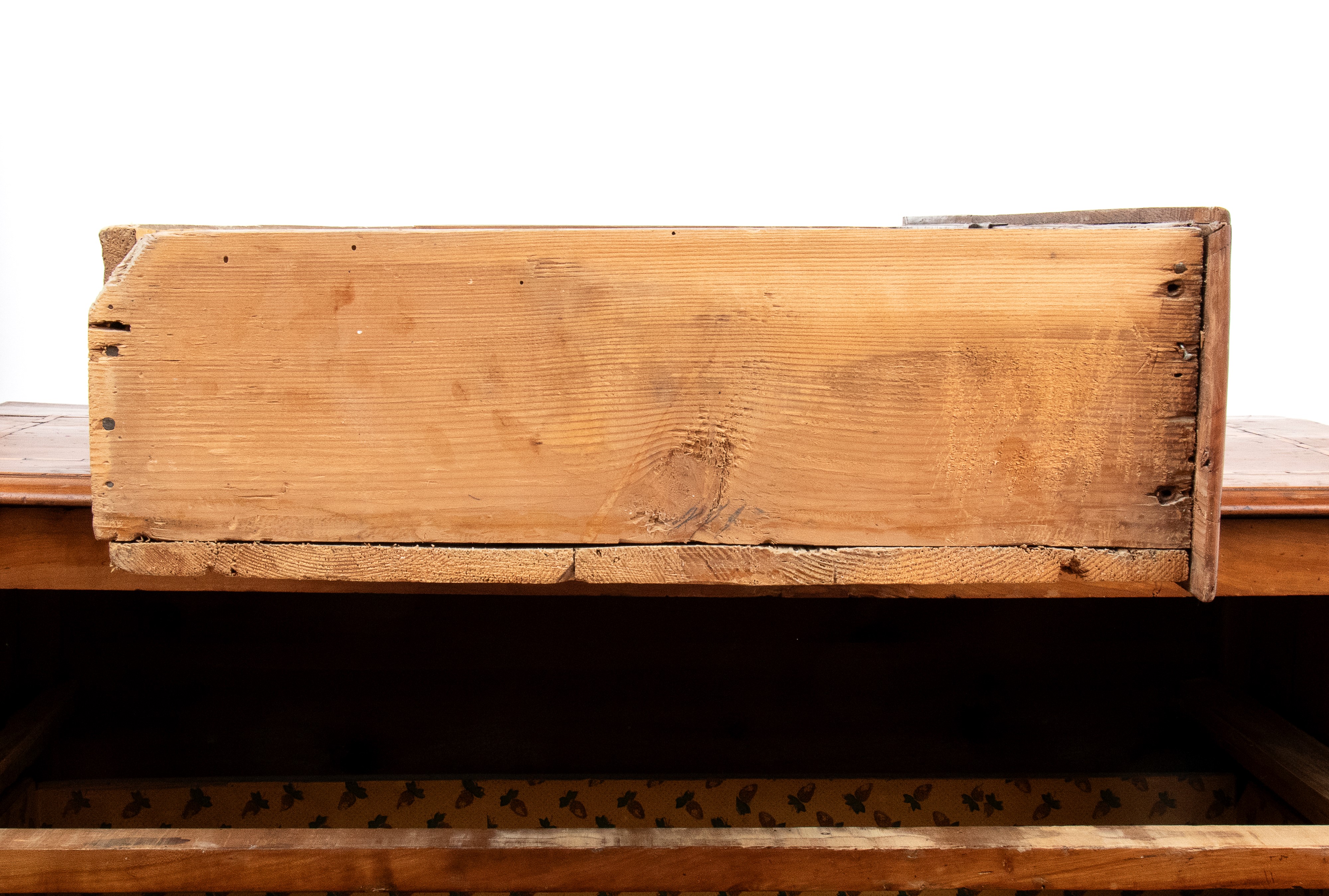 Comò italiano intarsiato, legno di noce, XVIII secolo