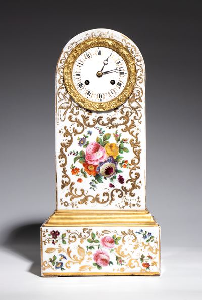 Parigi, XIX secolo, Orologio da tavolo in porcellana policroma con quadrante in smalto bianco
