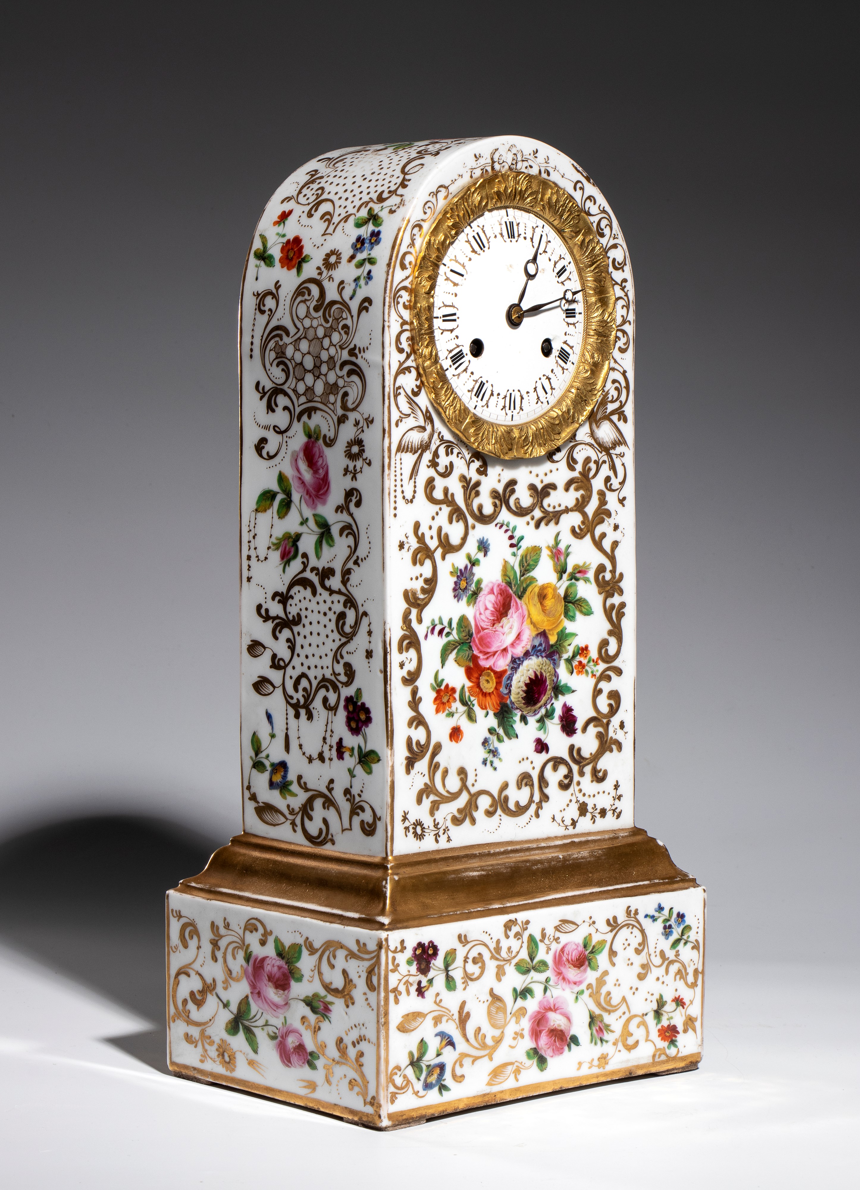 Schüller À Paris - Parigi, XIX secolo, Orologio da tavolo in porcellana policroma con quadrante i...