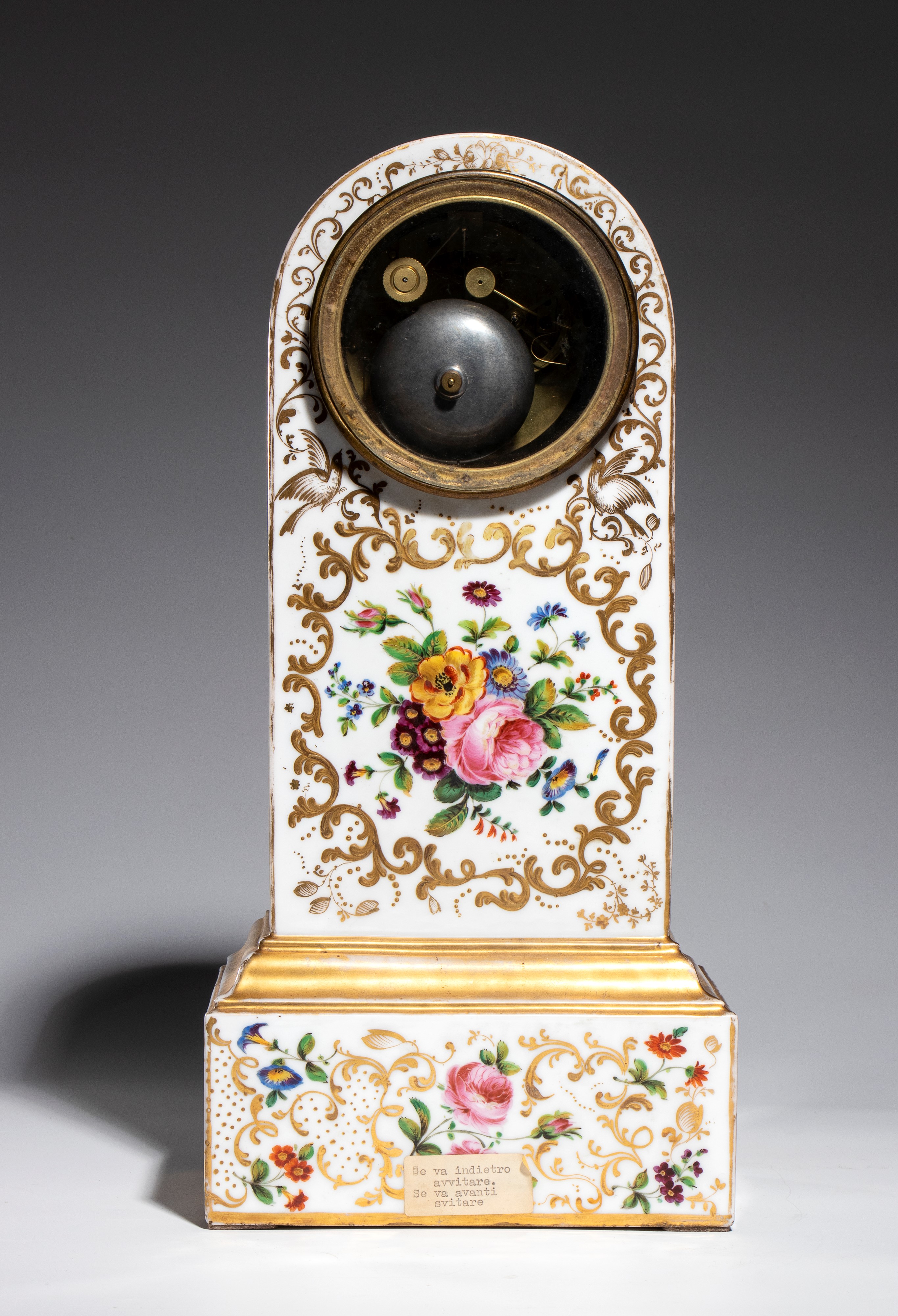 Schüller À Paris - Parigi, XIX secolo, Orologio da tavolo in porcellana policroma con quadrante i...