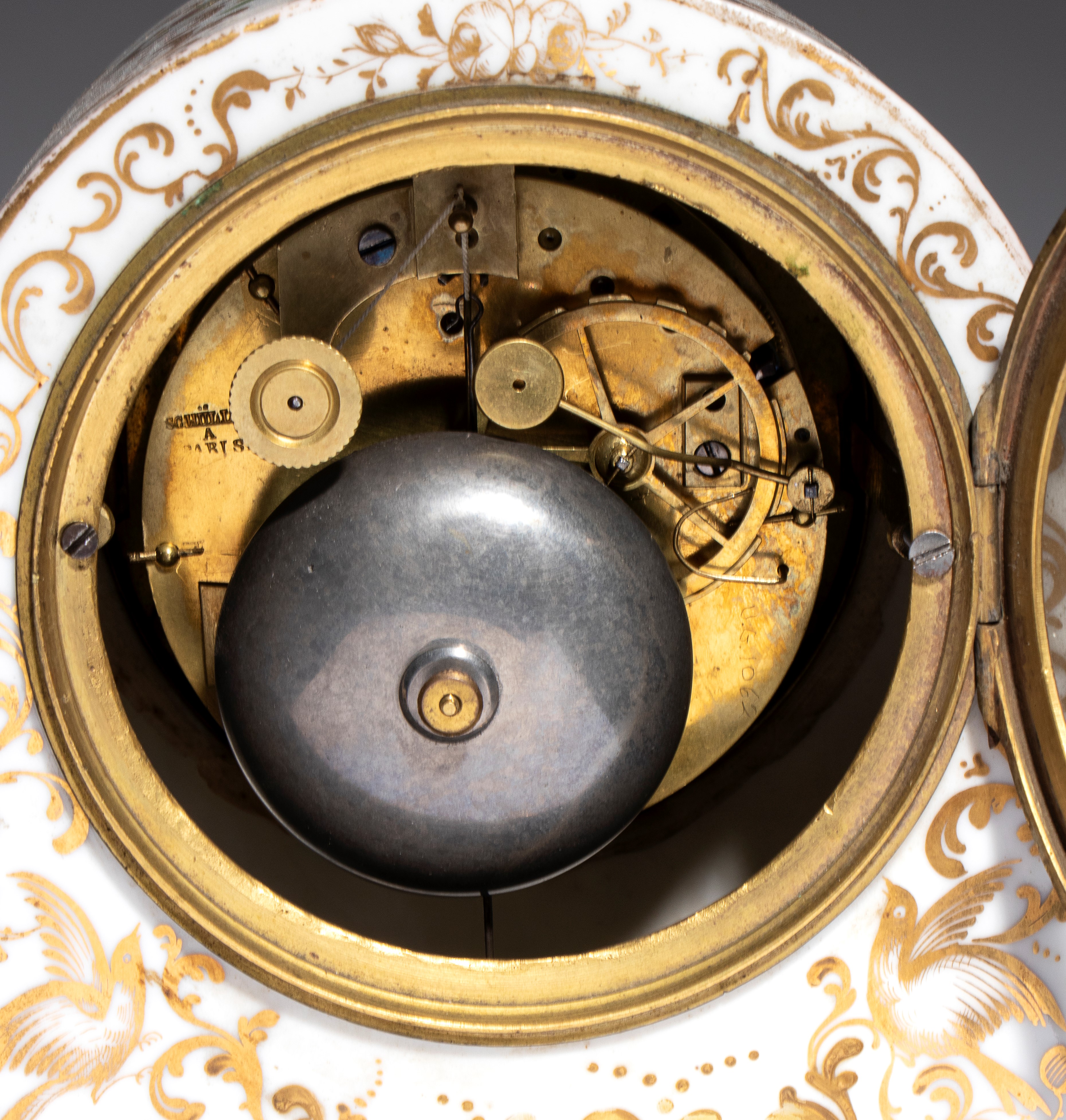 Schüller À Paris - Parigi, XIX secolo, Orologio da tavolo in porcellana policroma con quadrante i...