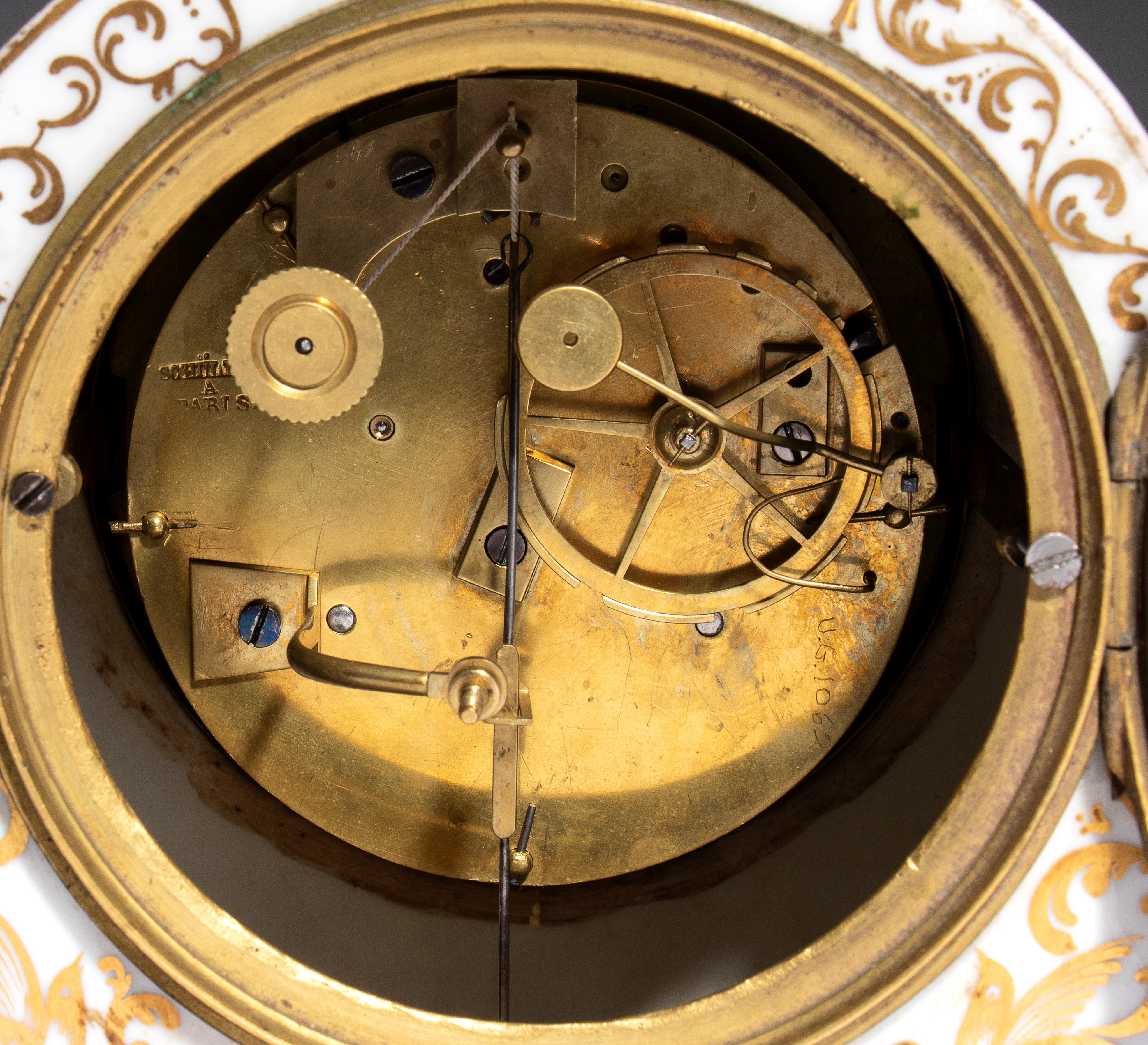 Schüller À Paris - Parigi, XIX secolo, Orologio da tavolo in porcellana policroma con quadrante i...