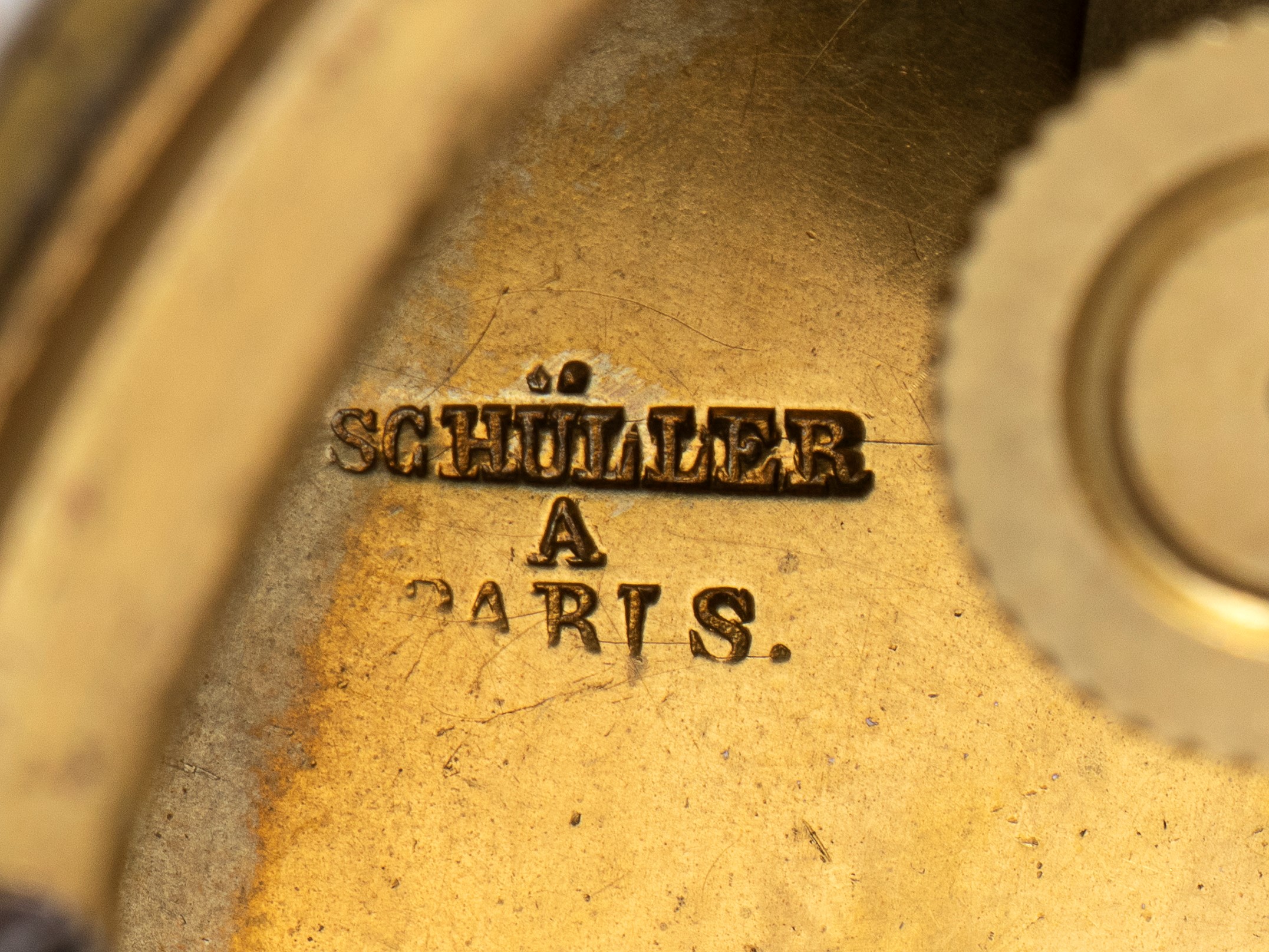 Schüller À Paris - Parigi, XIX secolo, Orologio da tavolo in porcellana policroma con quadrante i...